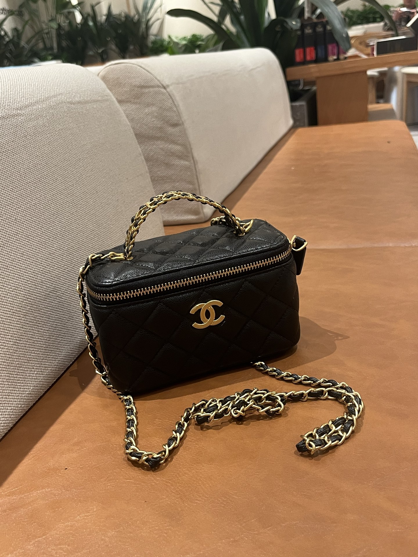 Classic handle hollow box bag