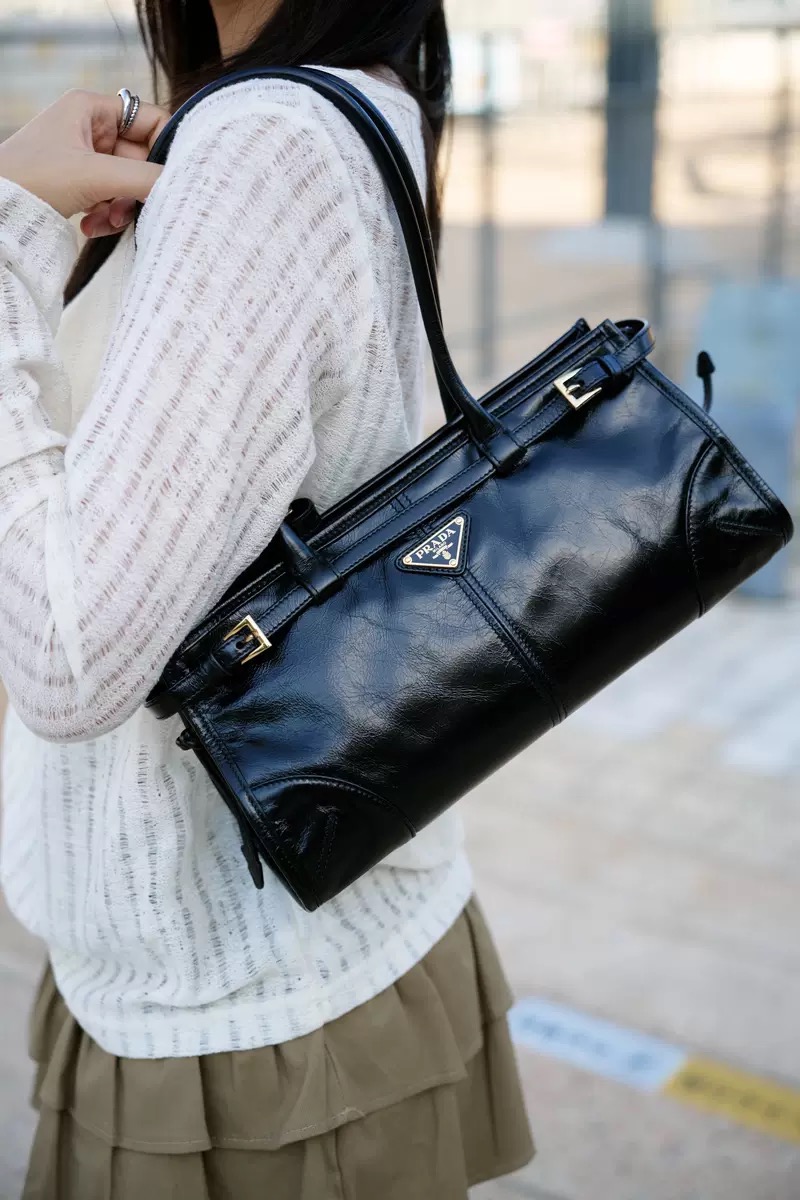 Fashion Versatile Black Oil Wax Leather Locomotive Bag