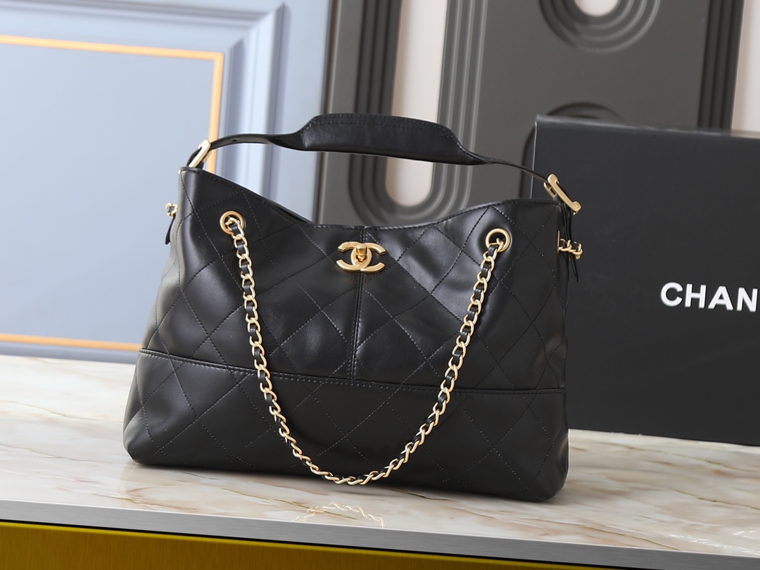 Large capacity diamond patterned handbag