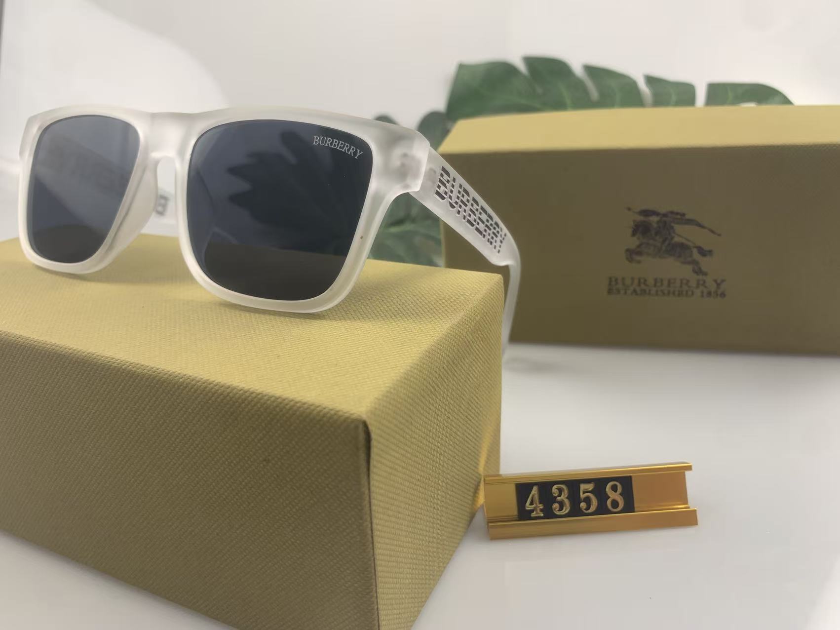 Men's and women's fashionable square sunglasses