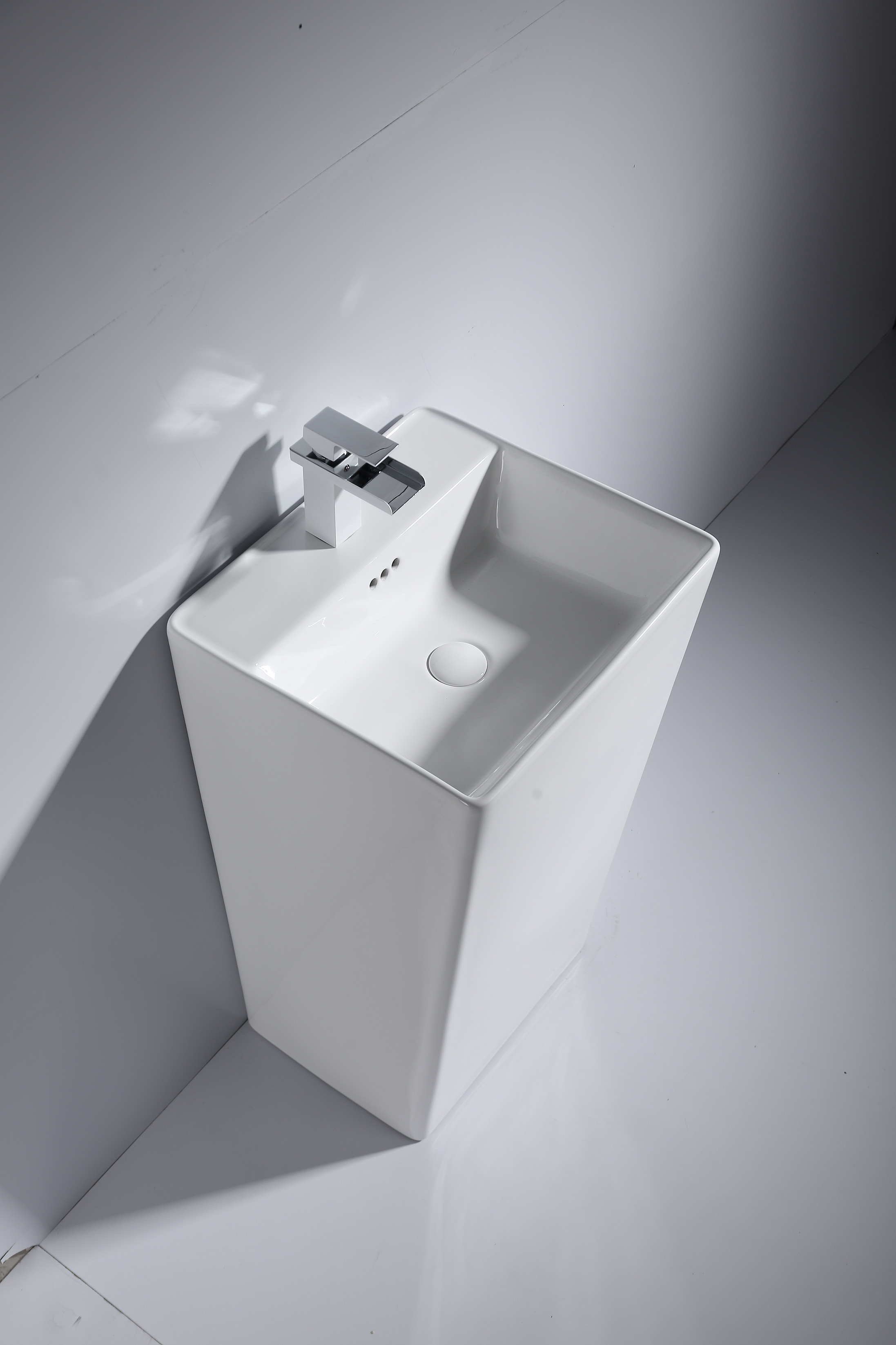 Durable Ceramic Pedestal Basin Freestanding Wash Basin OEM Service Custom Color Custom Packaging