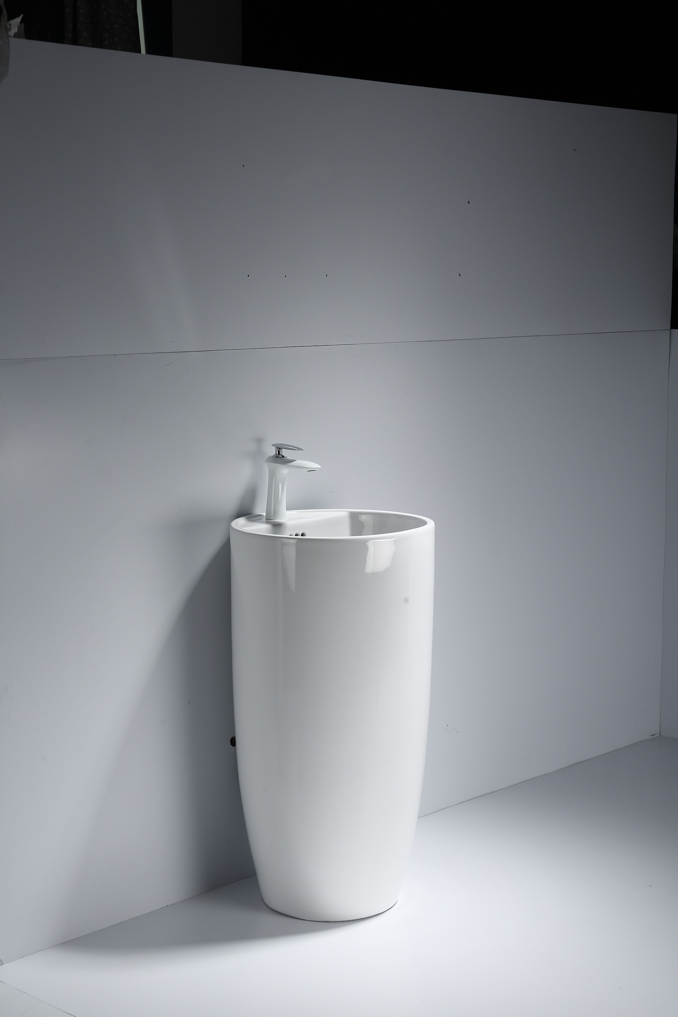 Commercial Ceramic Pedestal Sink Customizable Glaze Frost Resistant Custom Box Project Supply