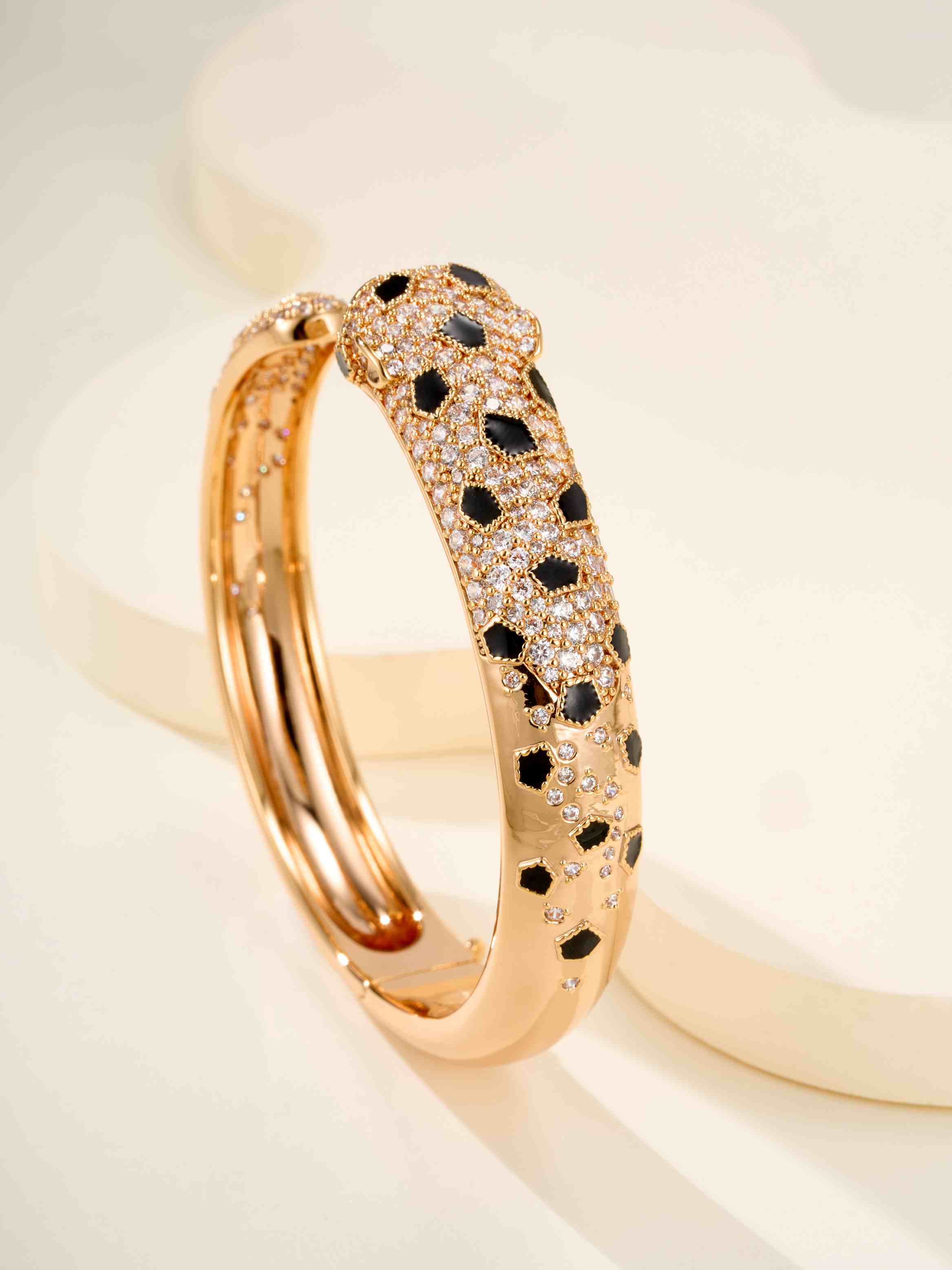 New Leopard Head Wide Edition Diamond Set Open Bracelet