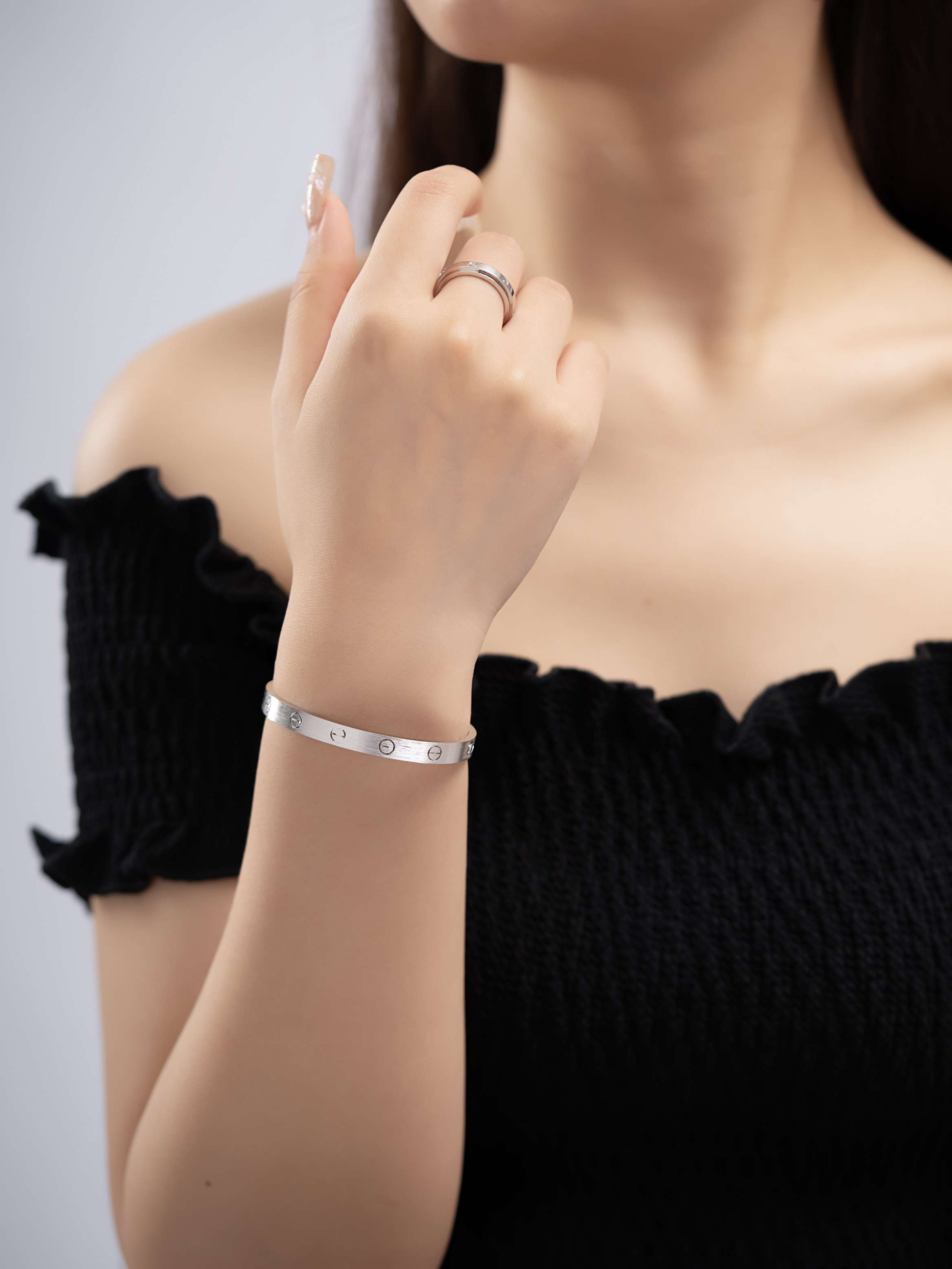 Love wide classic brushed surface diamond free bracelet