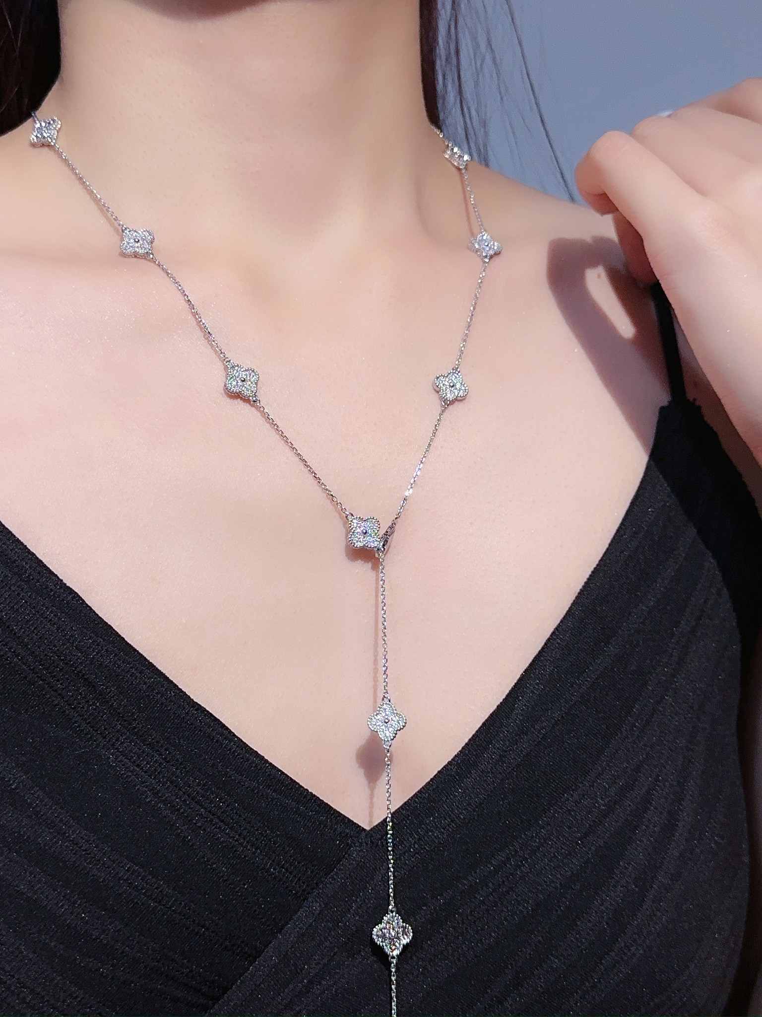 20 flower diamond studded white gold necklace