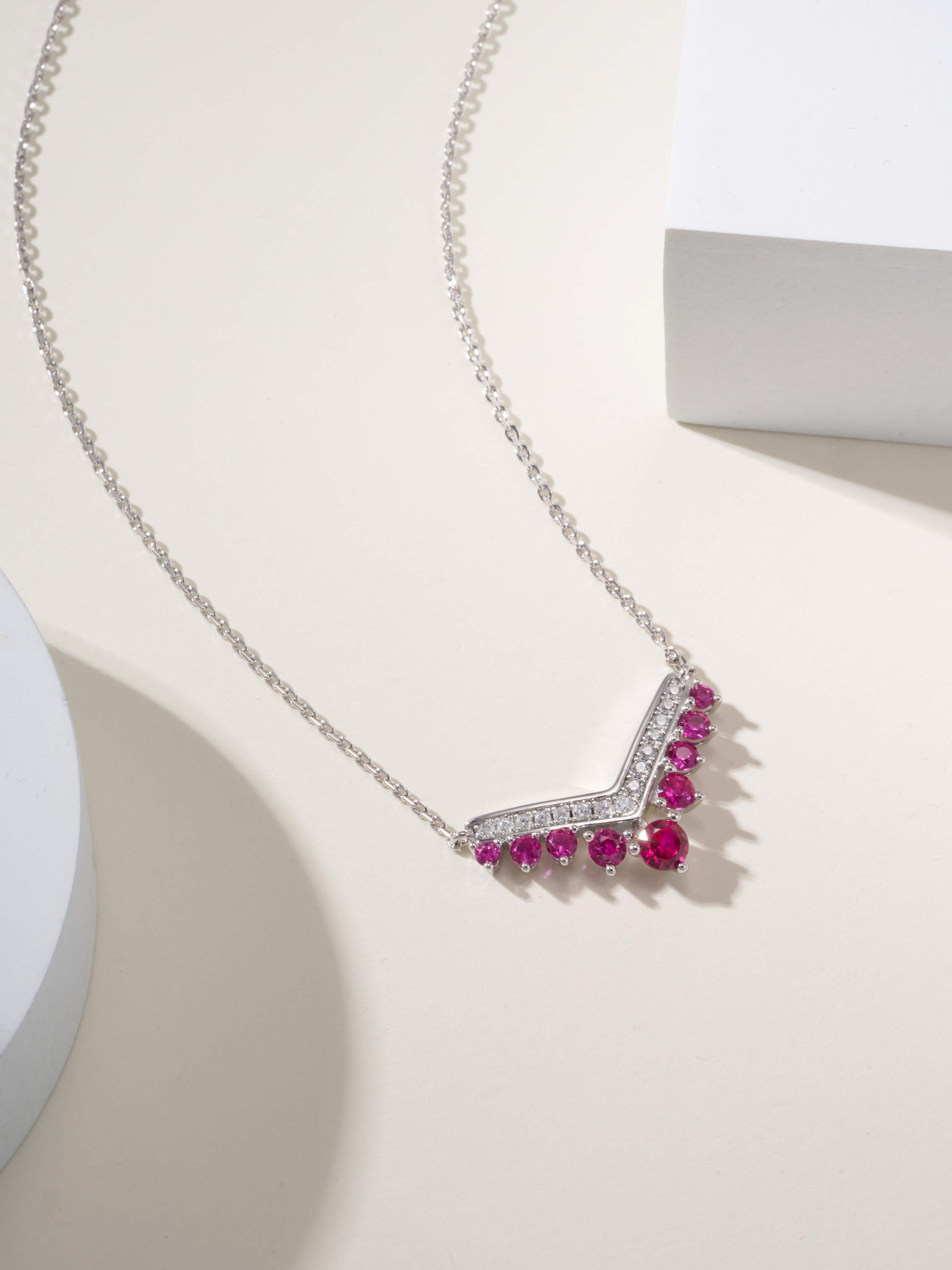 Shangmei Paris V-shaped red diamond gemstone necklace