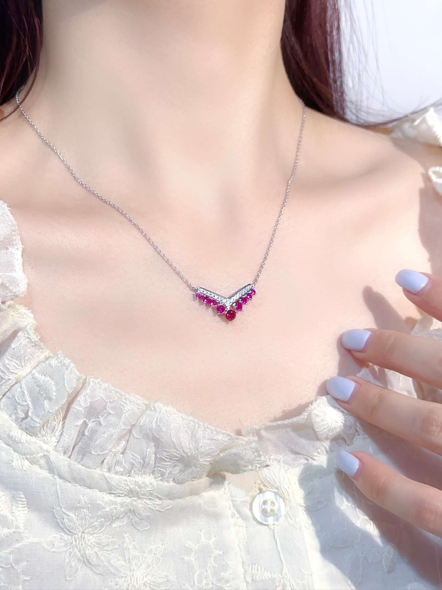 Shangmei Paris V-shaped red diamond gemstone necklace