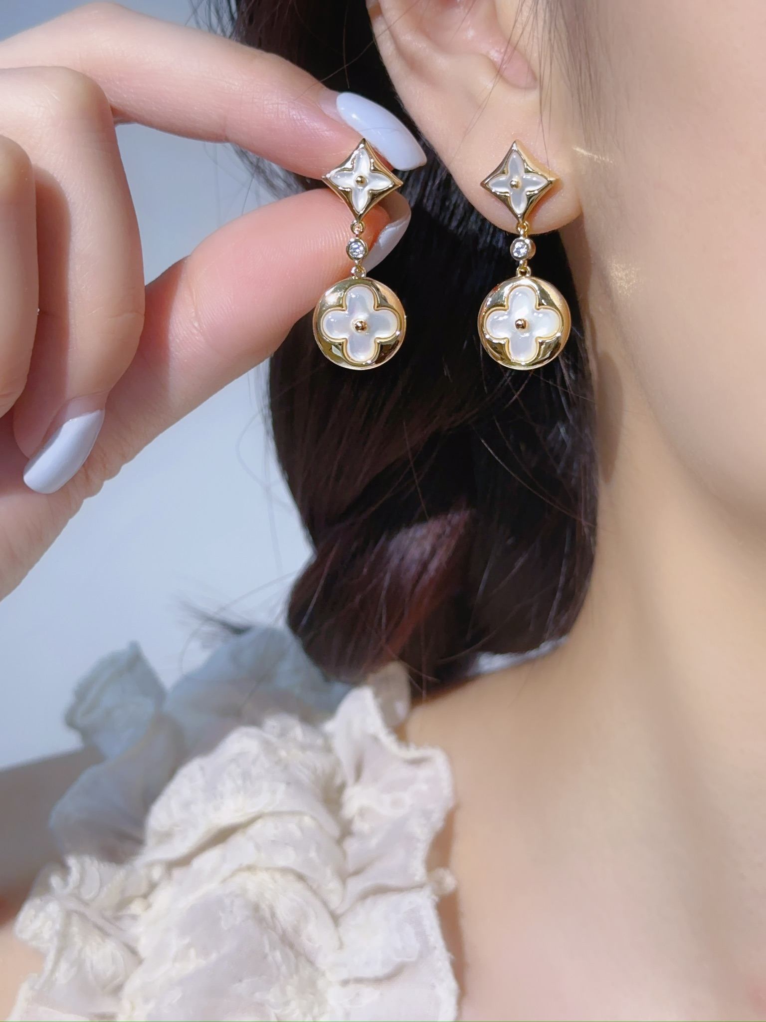 LV Classic Double Flower White Bay Earnail