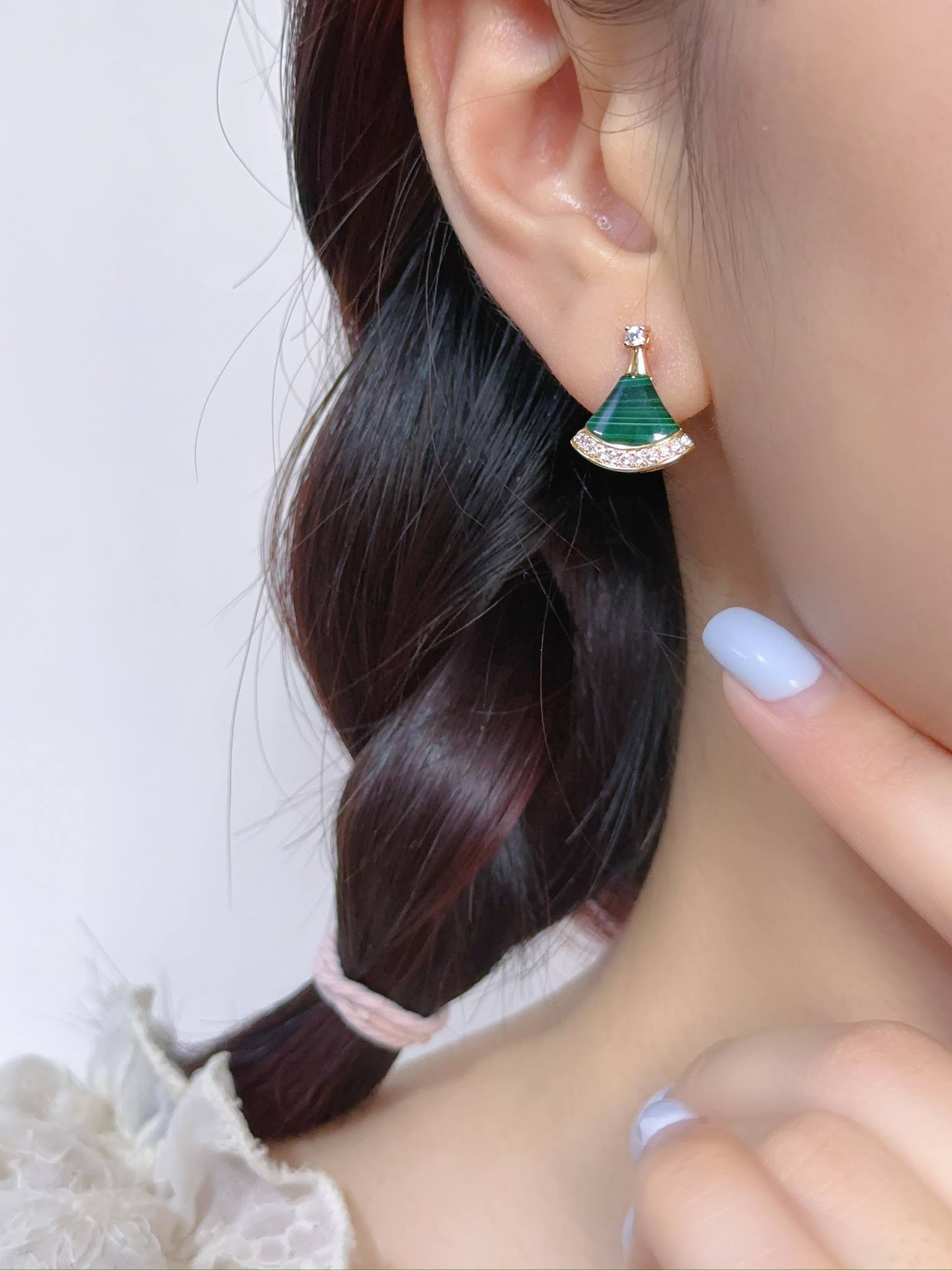 New version of small fan diamond studded earrings