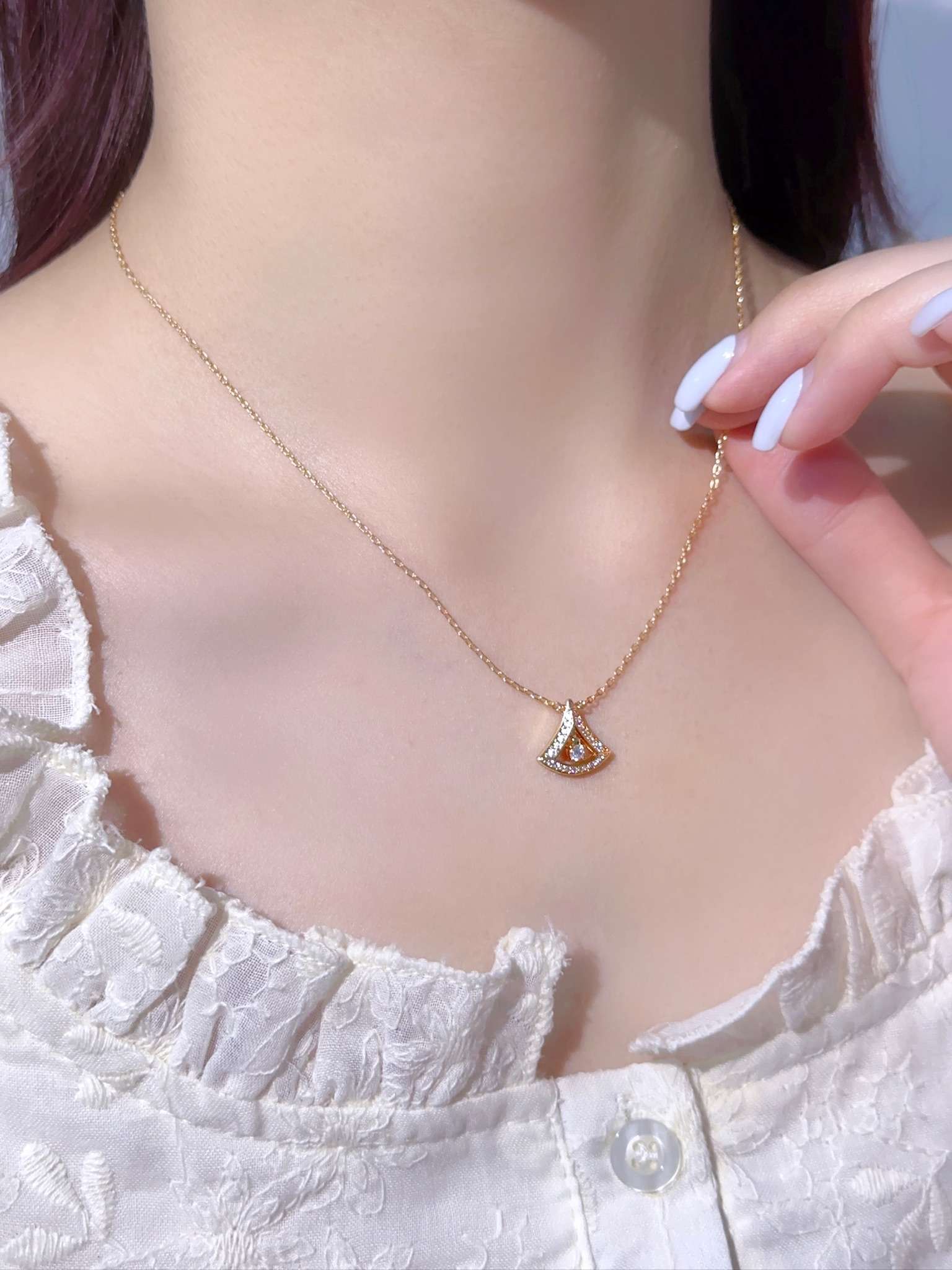 Small hollowed out full diamond necklace