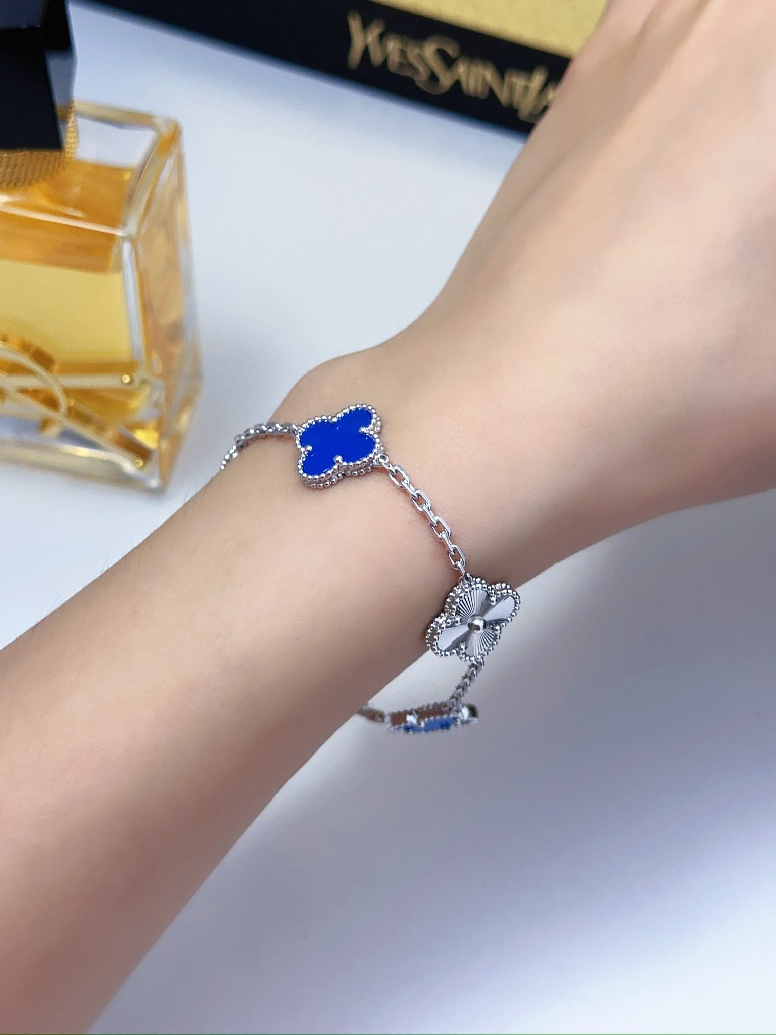 Ji Diao Diao Hua Pian White Gold Blue Jade Marrow Five Flower Bracelet