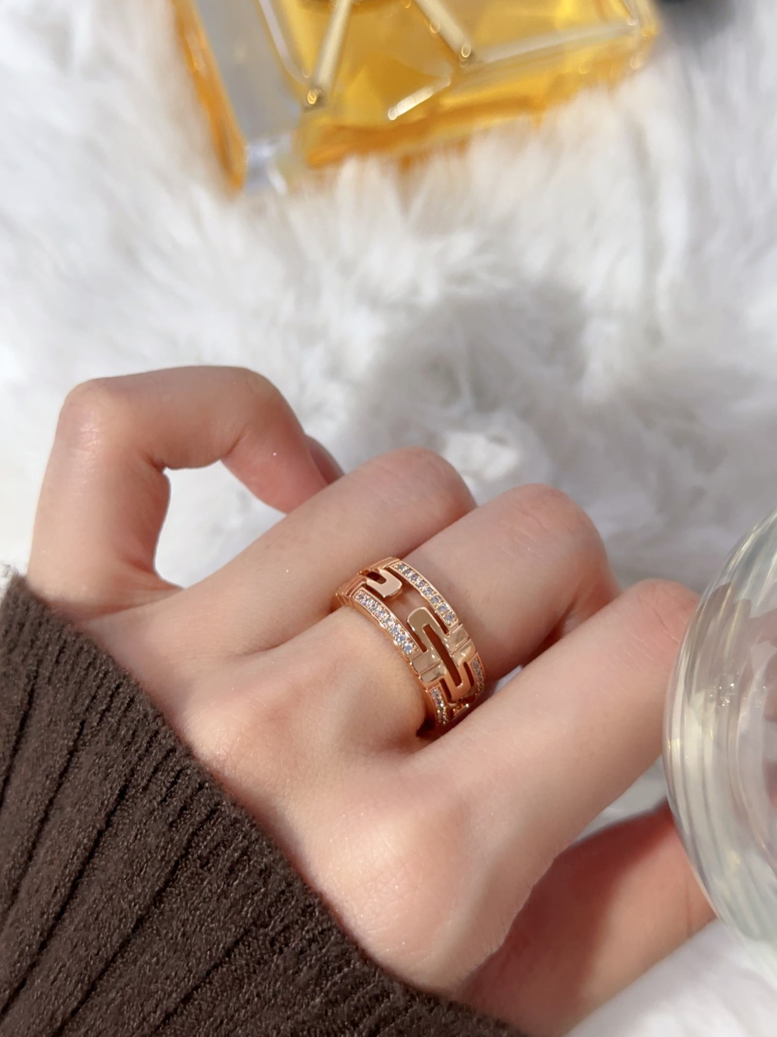 Parentesi paperclip studded diamond ring