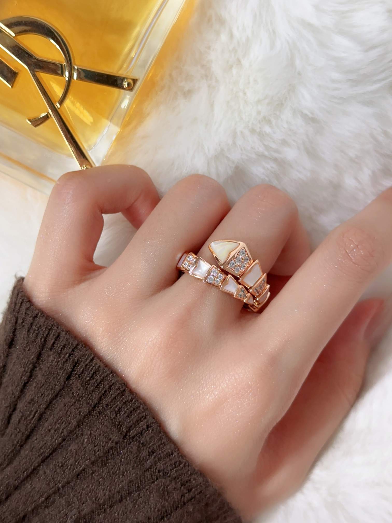 White Shell Elastic Snake Ring (Interstitial Diamond Width)