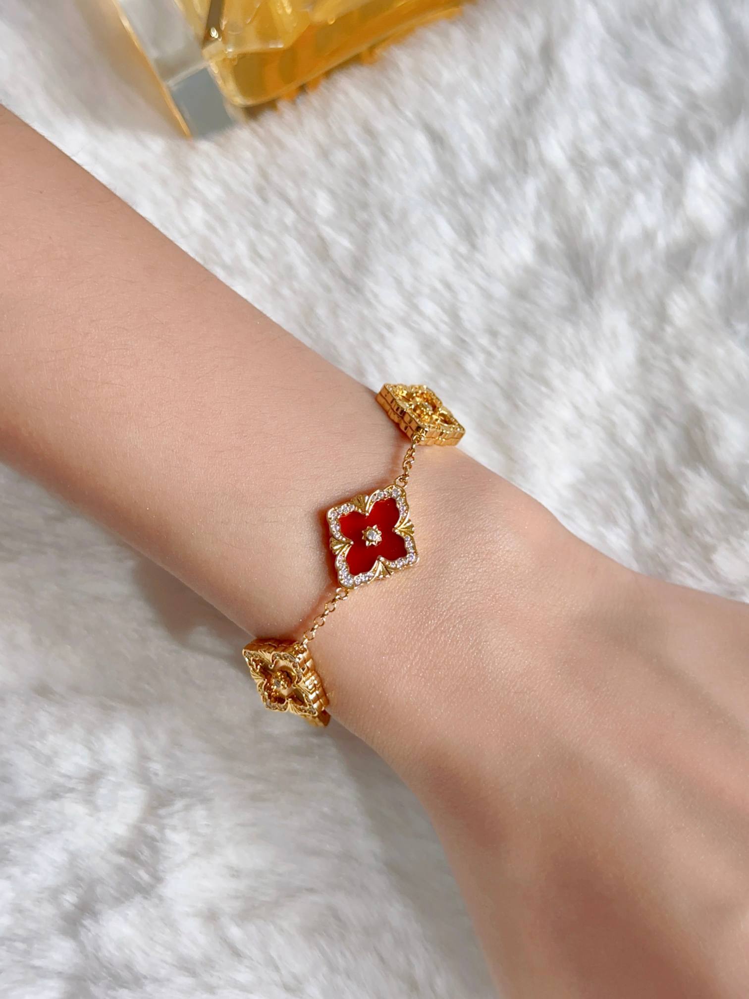 BU Opera Series Five Flower Diamond Set Red Jade Marrow Car Flower Bracelet (Large)