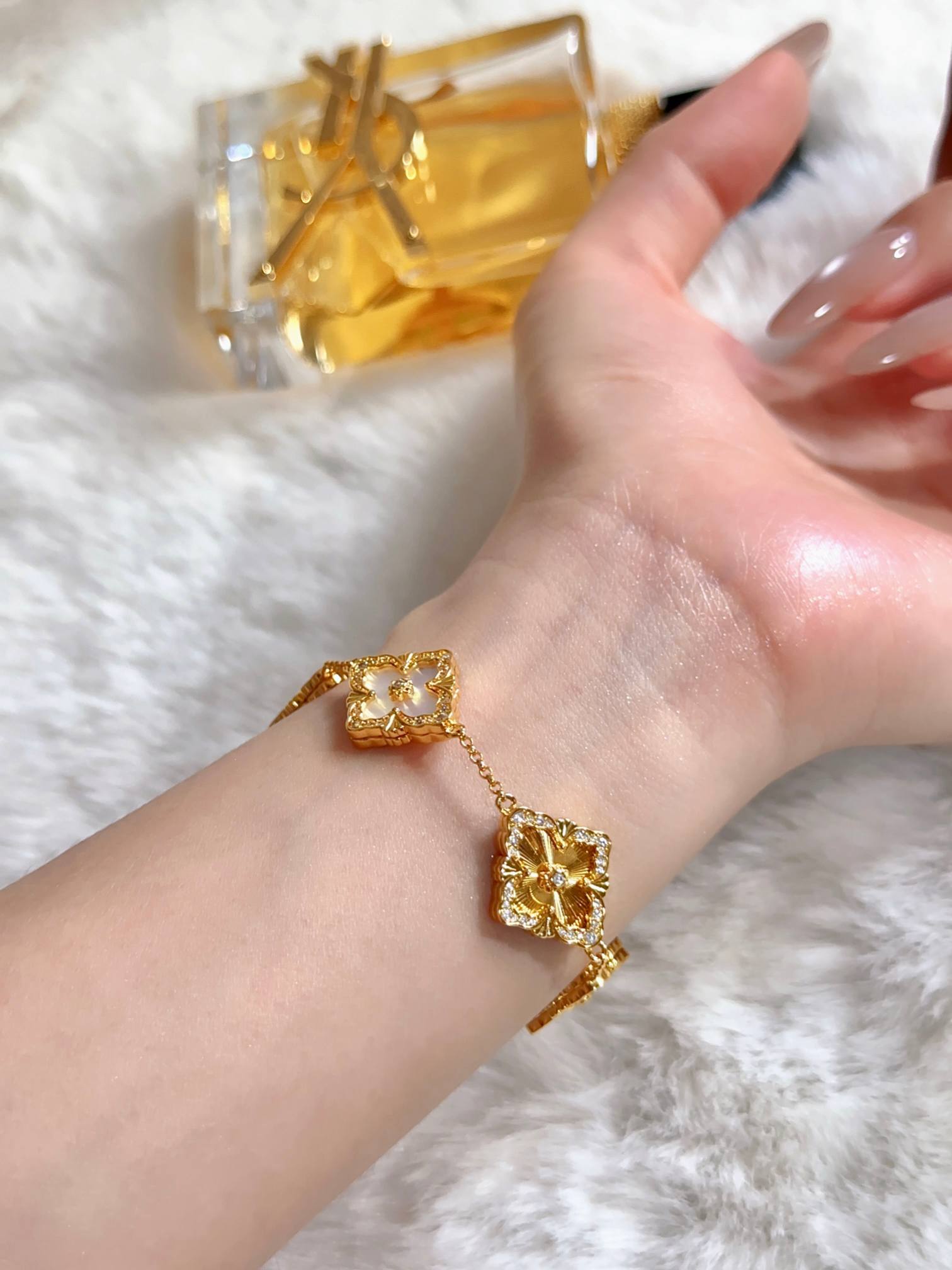 BU Opera Series Five Flower Diamond Set White Beimu Car Flower Bracelet (Large)