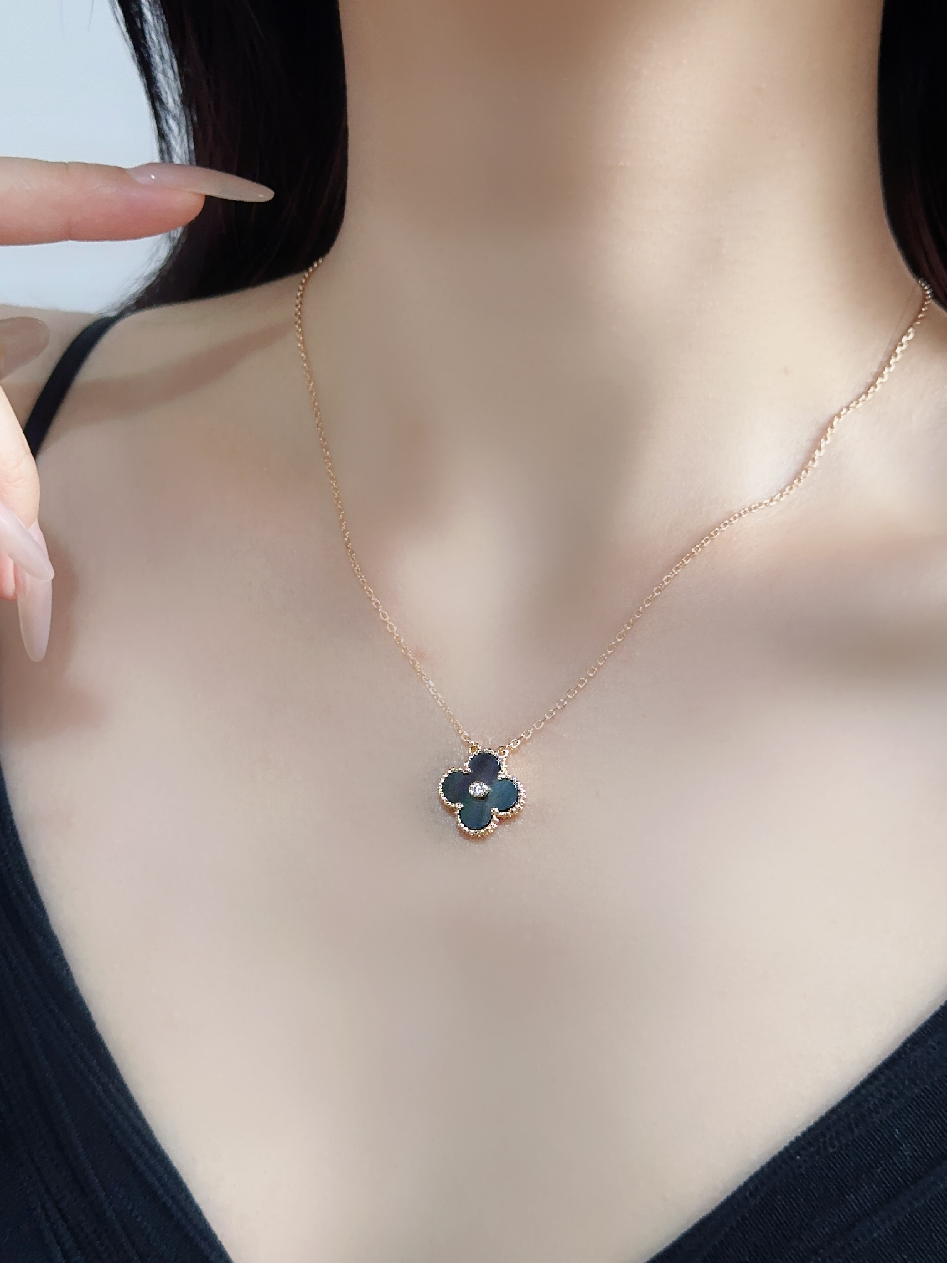 Classic single flower diamond inlaid gray mother of pearl necklace