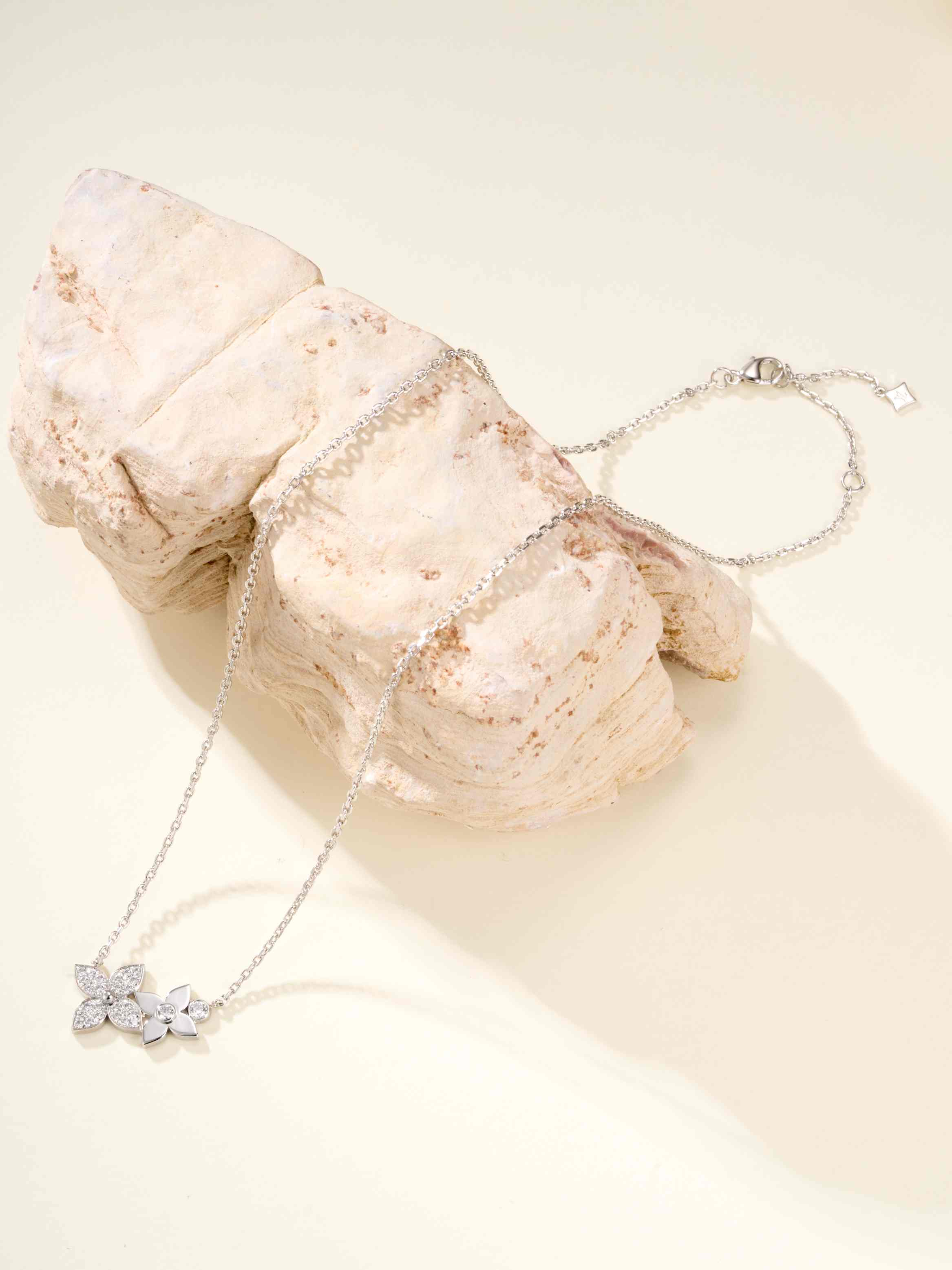 LV Double Flower Four Photo Flower Necklace