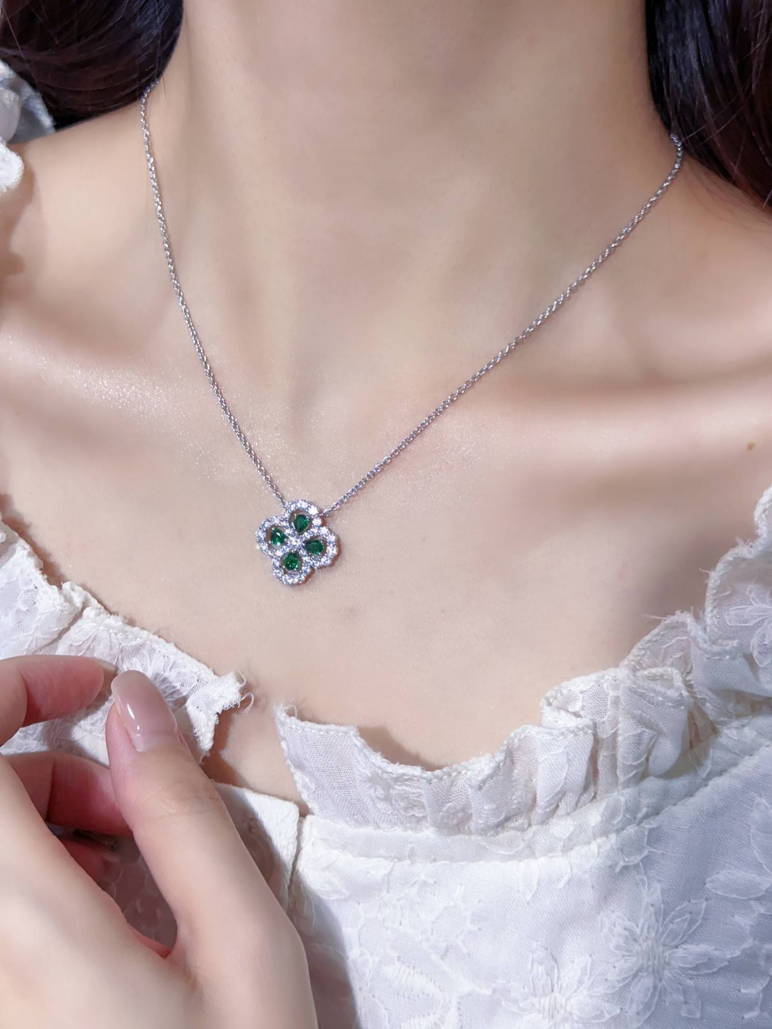 HW Diamond Loop Garden Series Necklace (Color White)