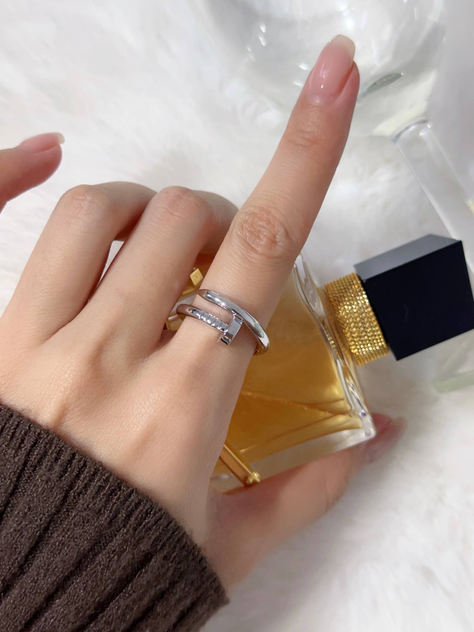 Rough nail diamond free ring