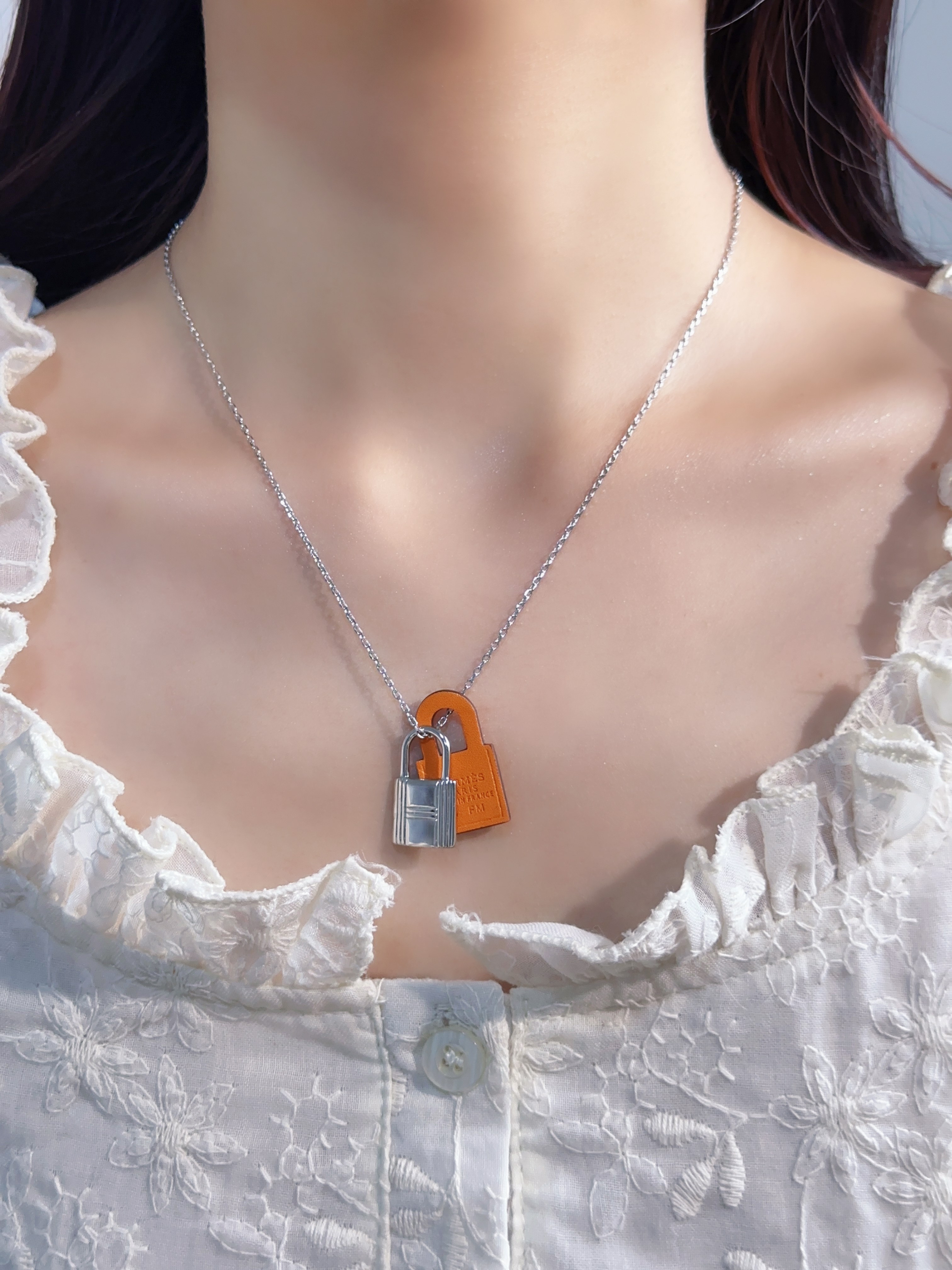 Calf leather lock necklace