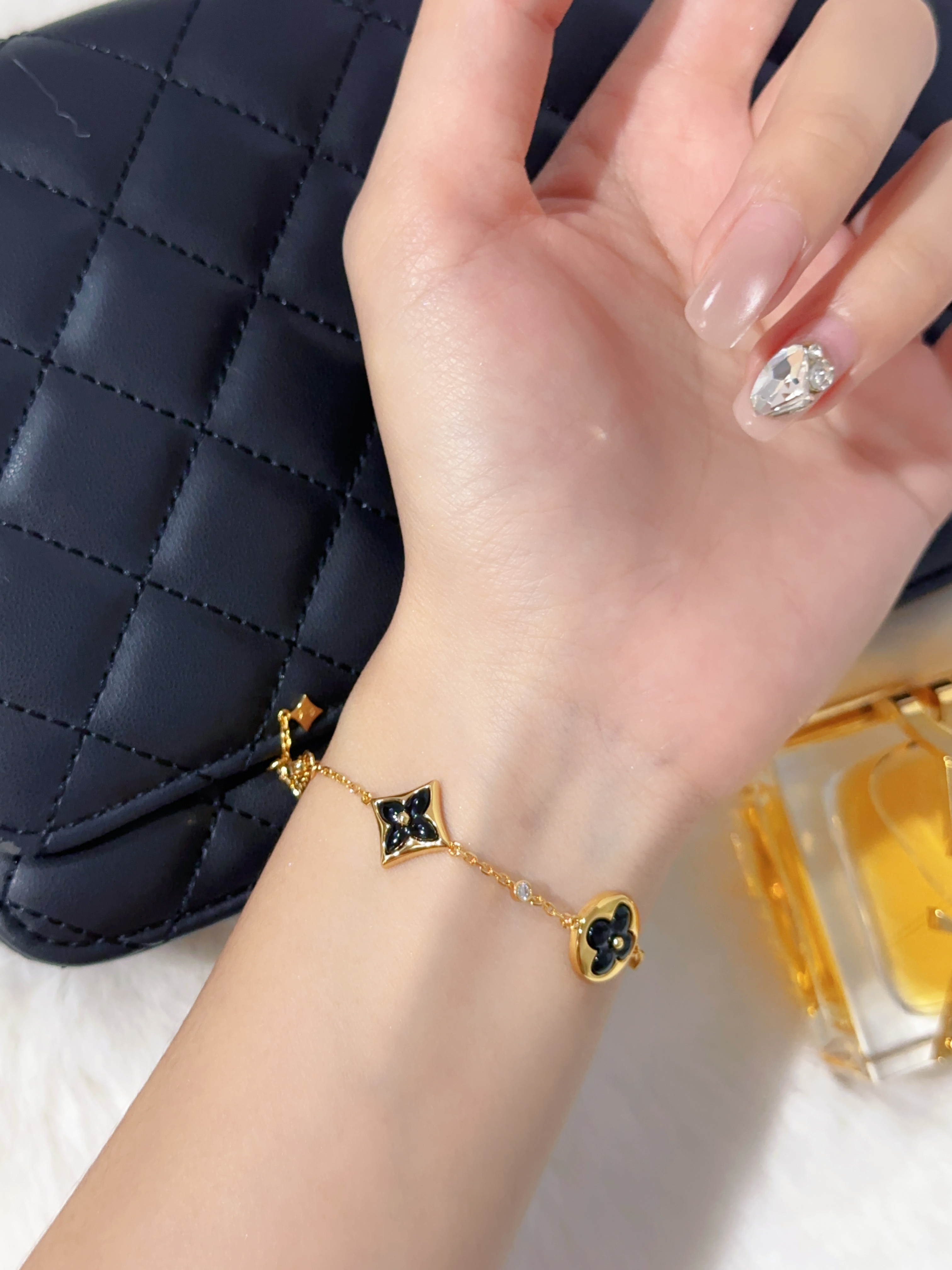 LV Classic Four Flower Black Agate 3-Diamond Bracelet (Yellow Gold)