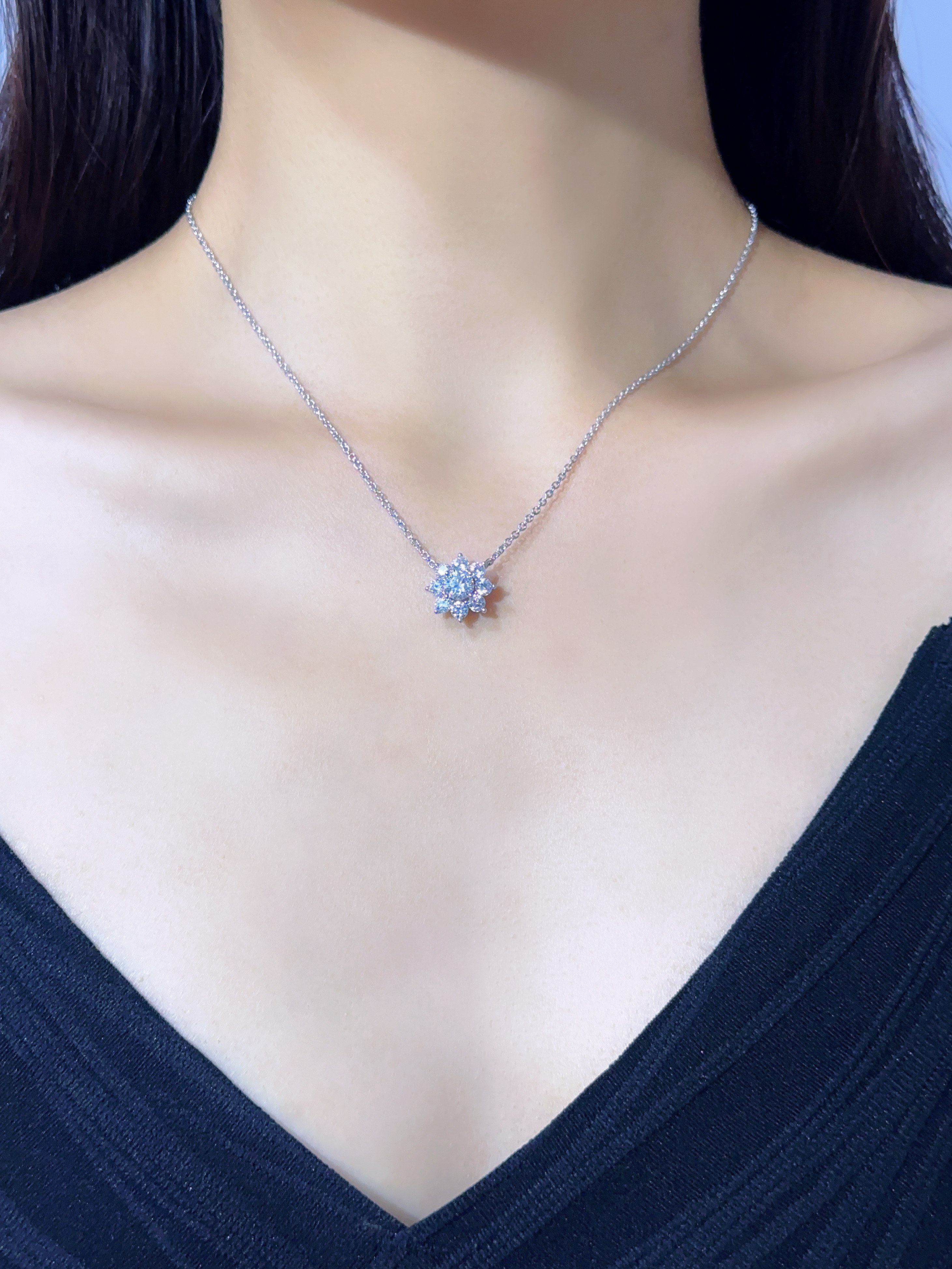 HW Sunflower Diamond Necklace (Color White)