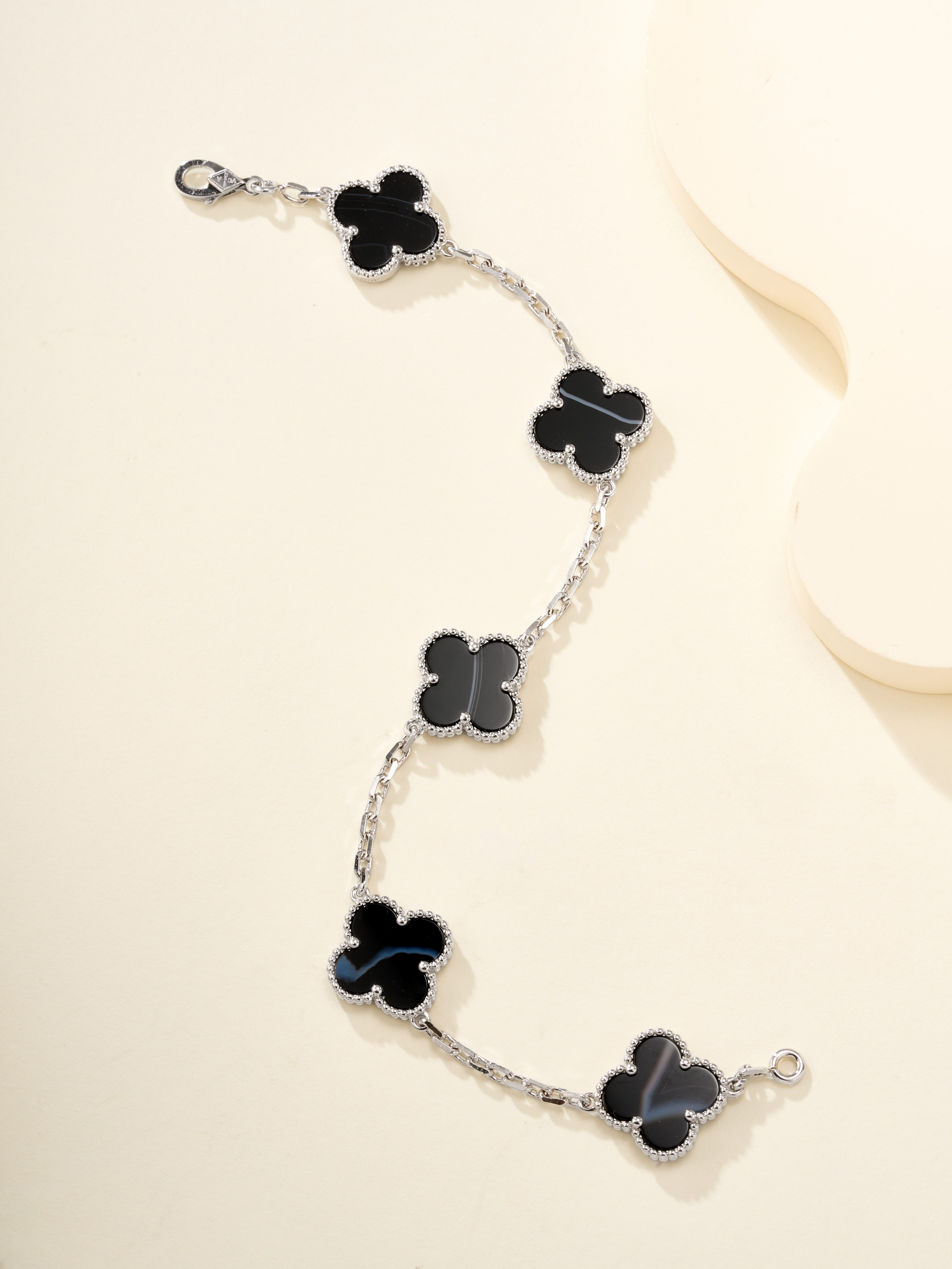 Five flower bracelet with white gold and black patterned stone