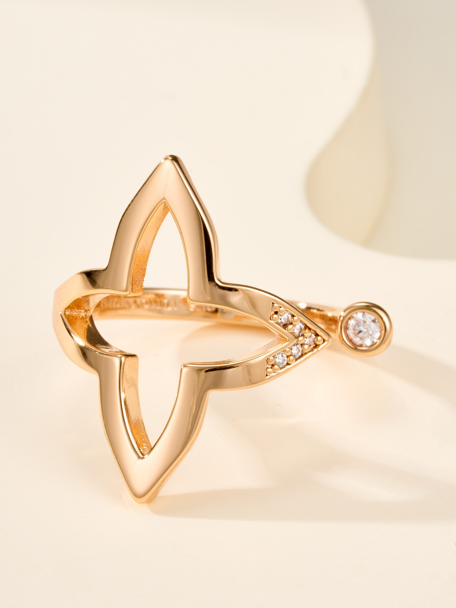 Four pointed star patterned diamond ring