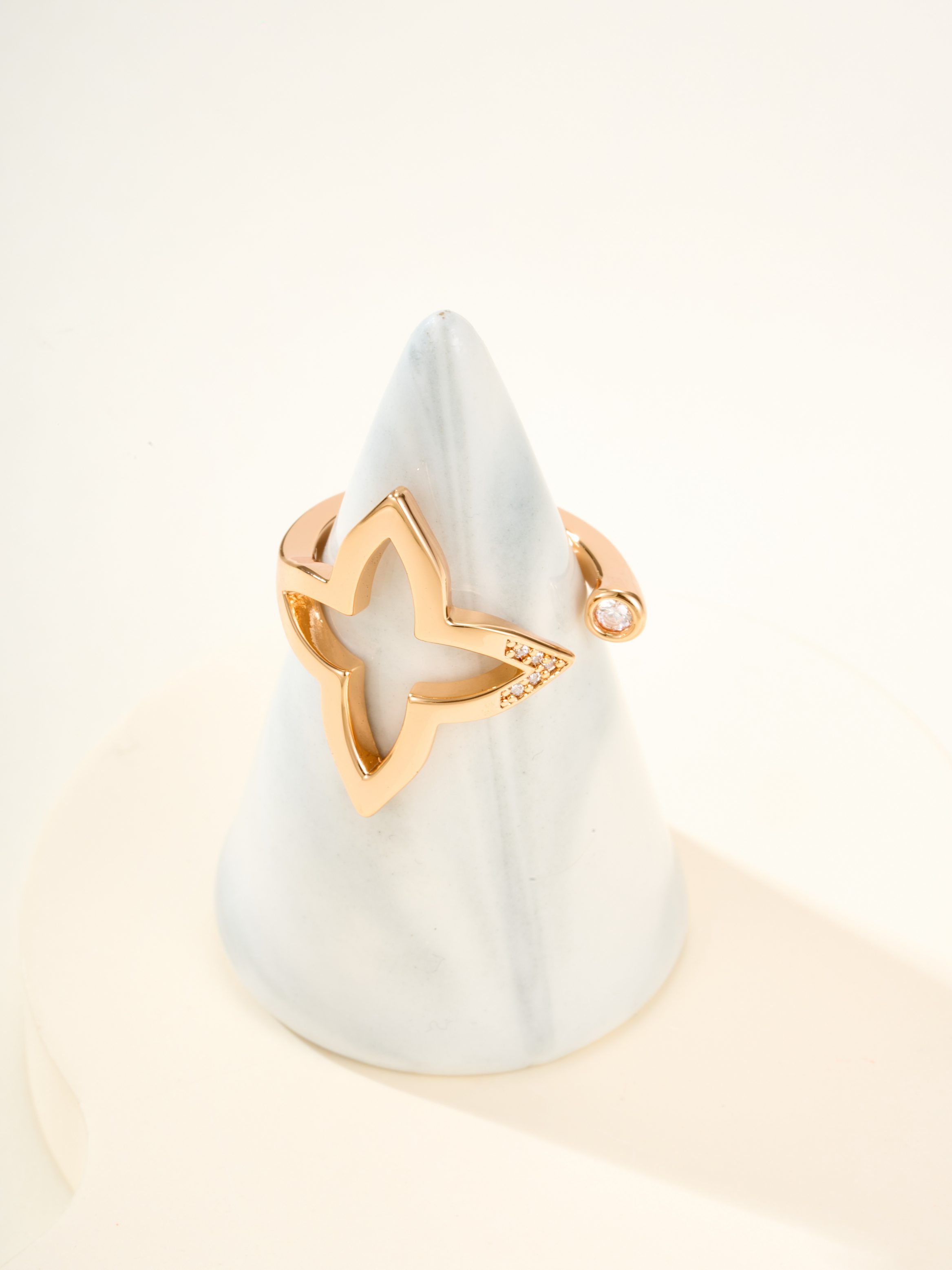 Four pointed star patterned diamond ring