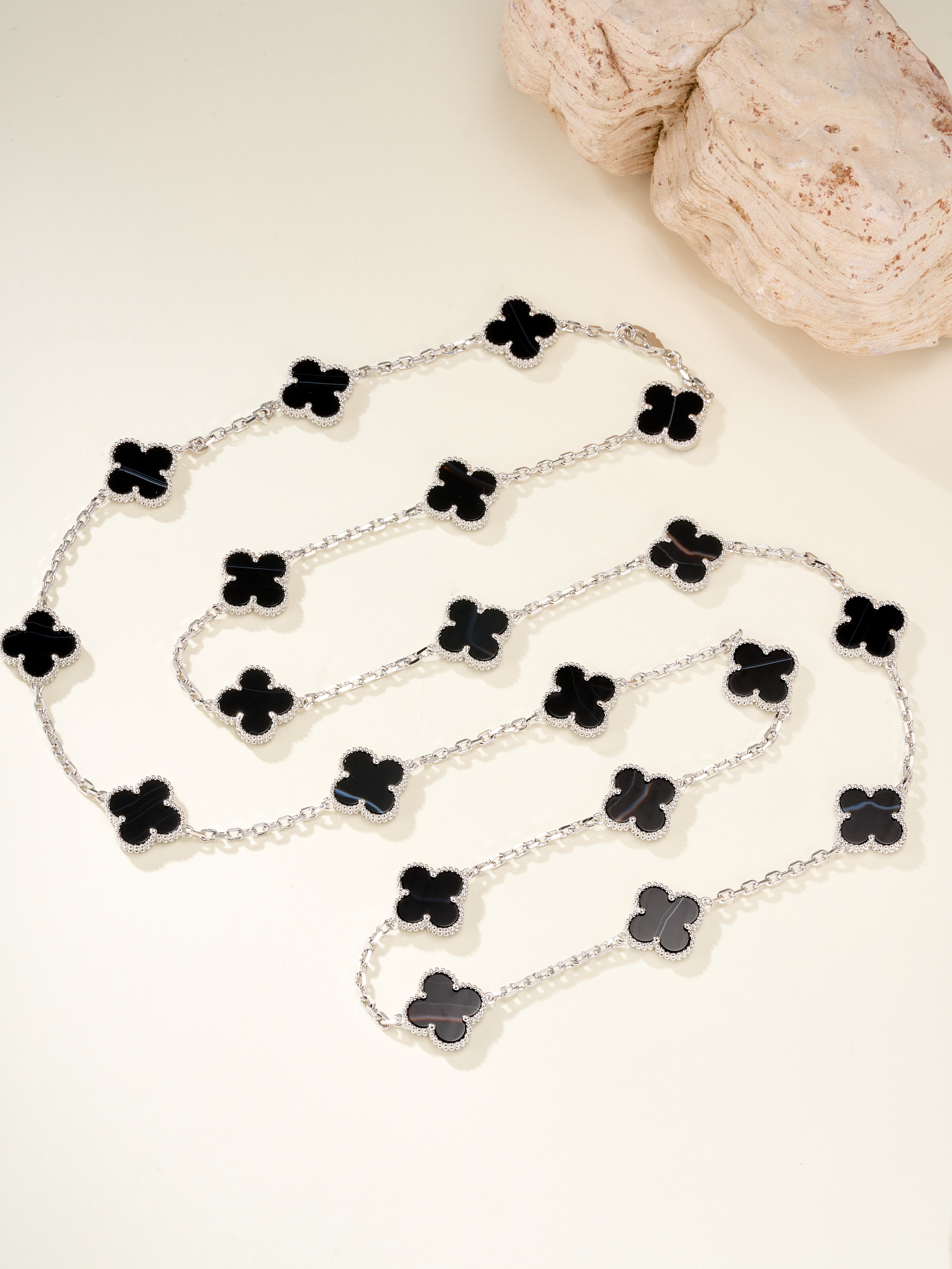 20 flower black patterned stone necklace