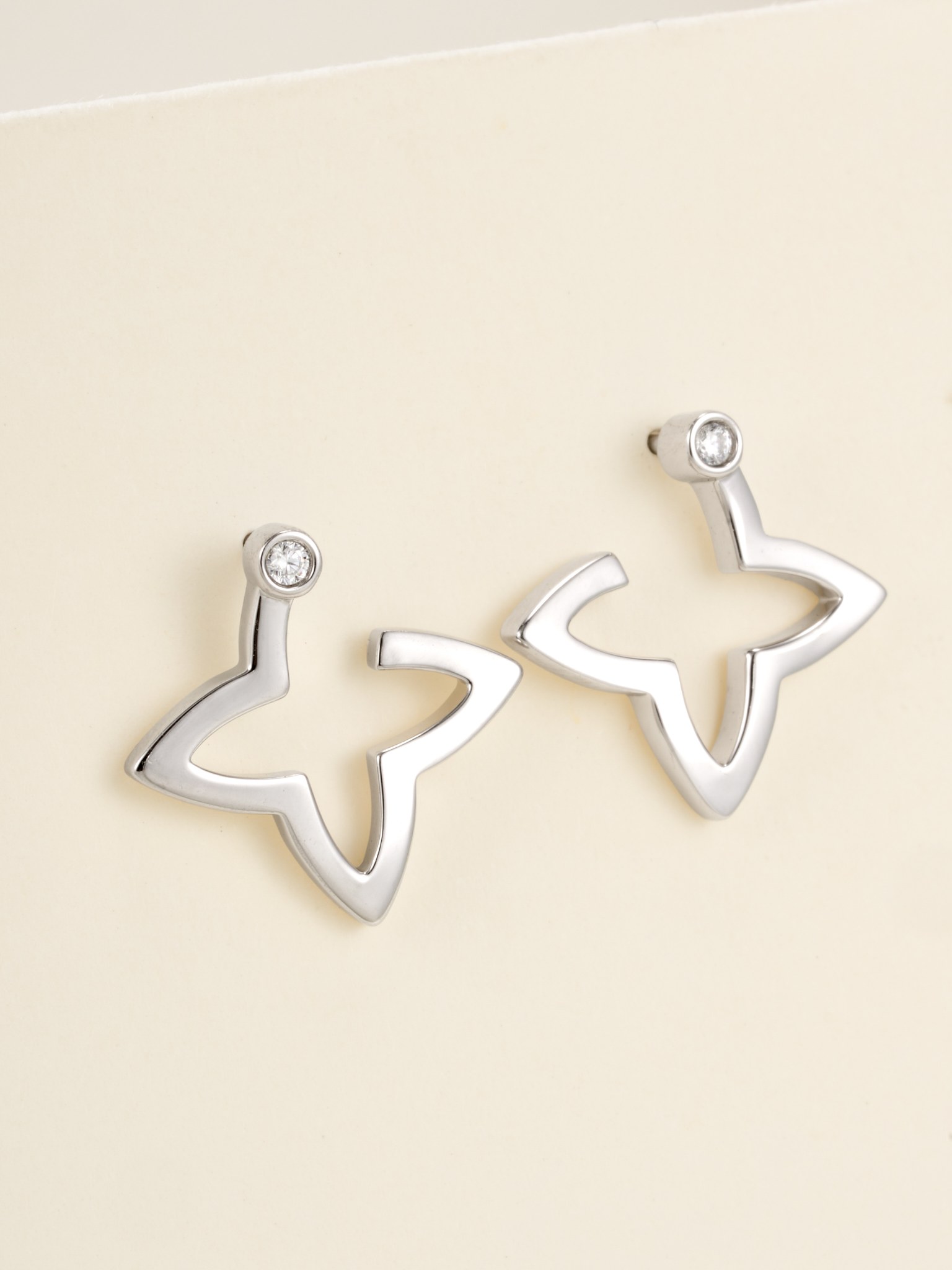 Four pointed star pattern earrings