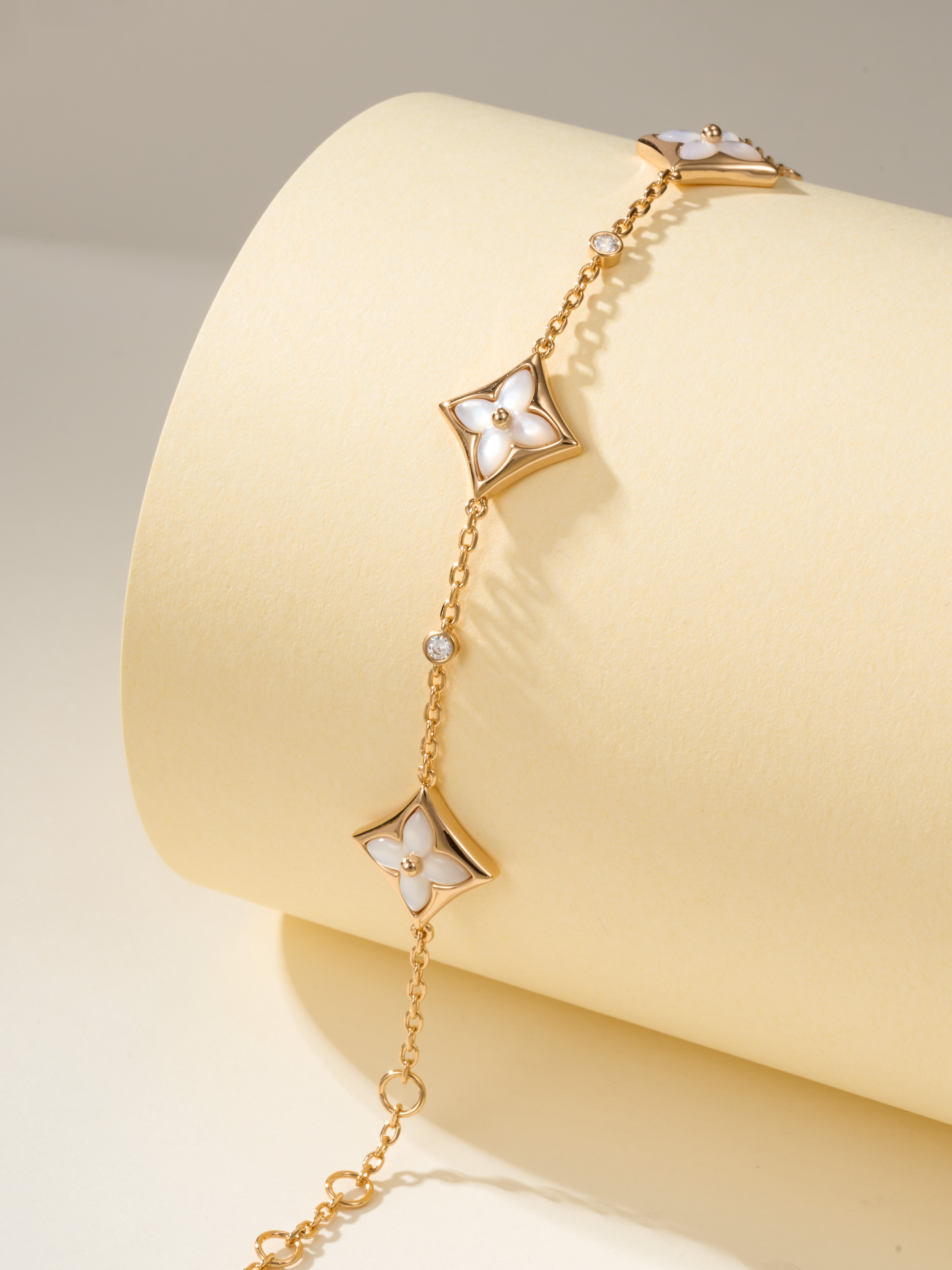 LV Classic Four Flower White Beimu 3-Diamond Bracelet (Four Diamond Shape)