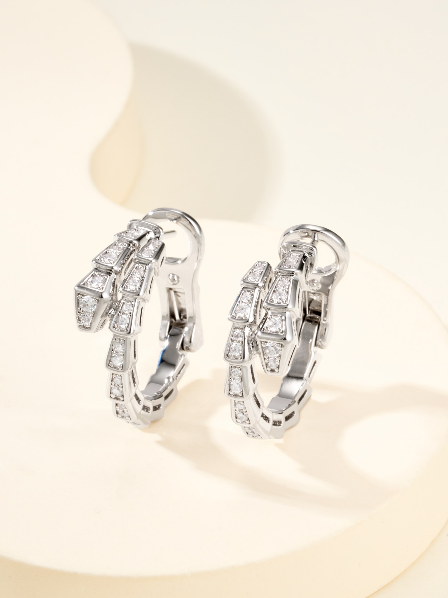 SERPENTI VIPER series snake bone full diamond earrings