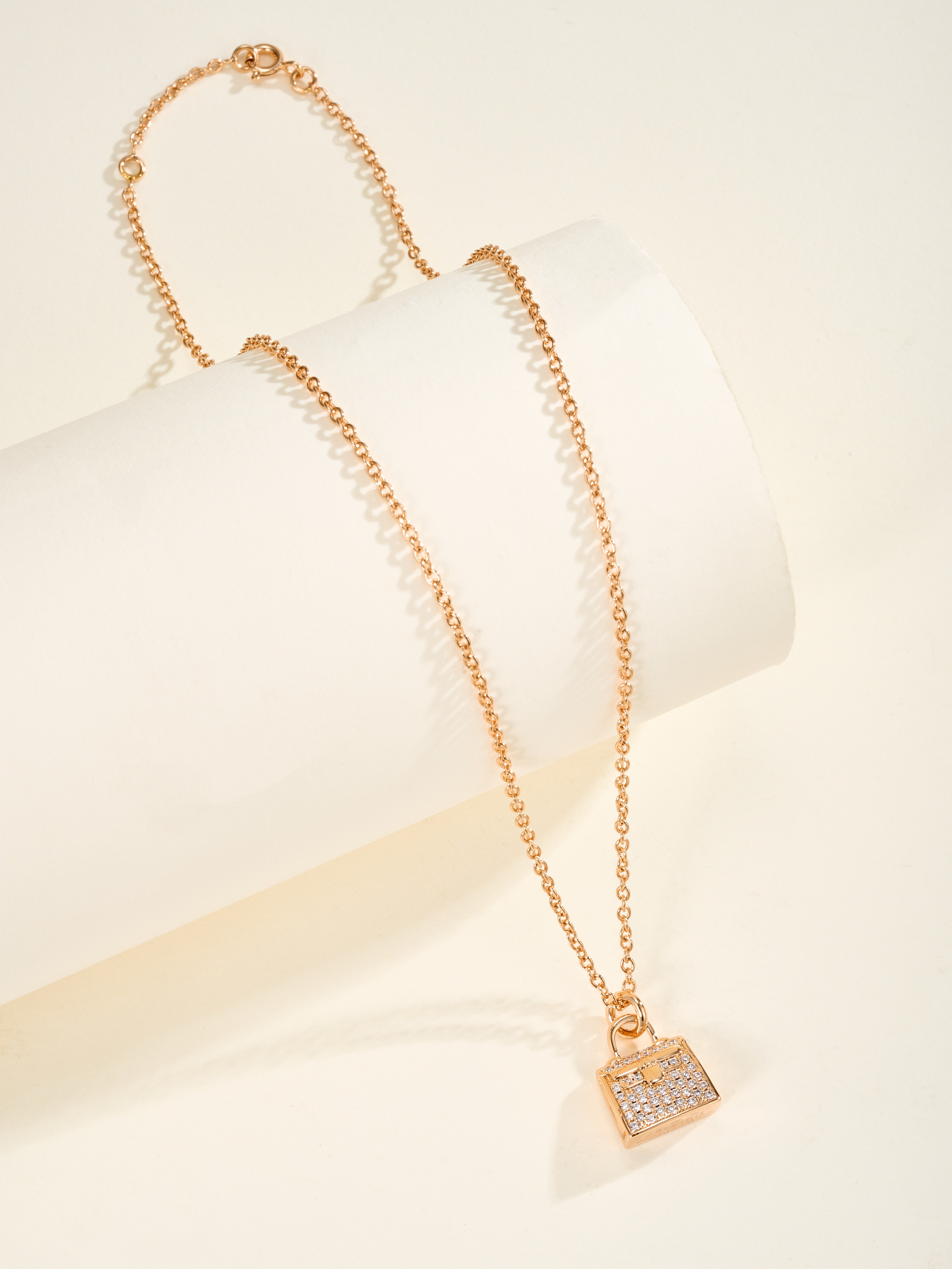 Kelly wraps a necklace full of diamonds