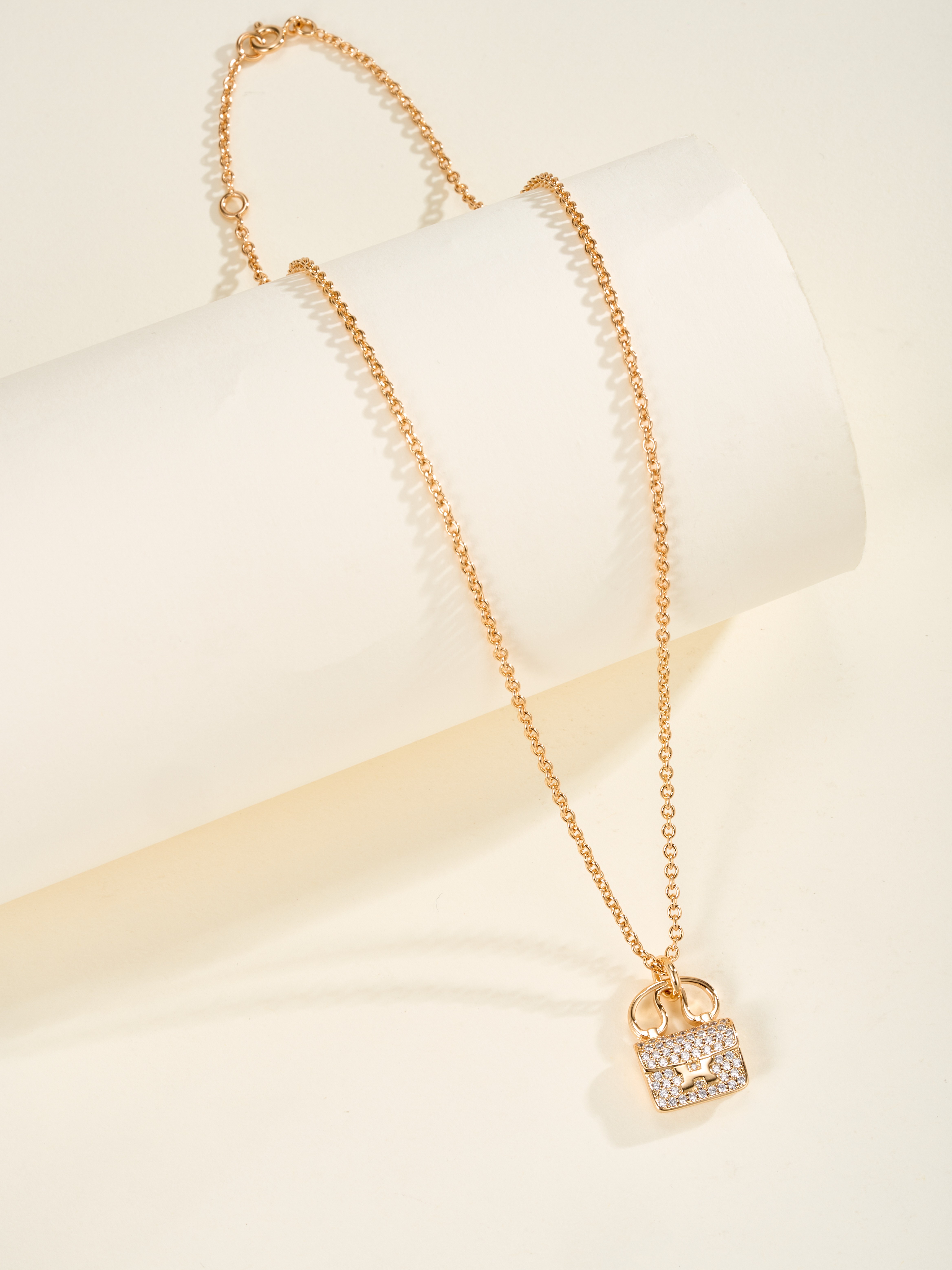 Classic Kangkang bag full of diamonds necklace
