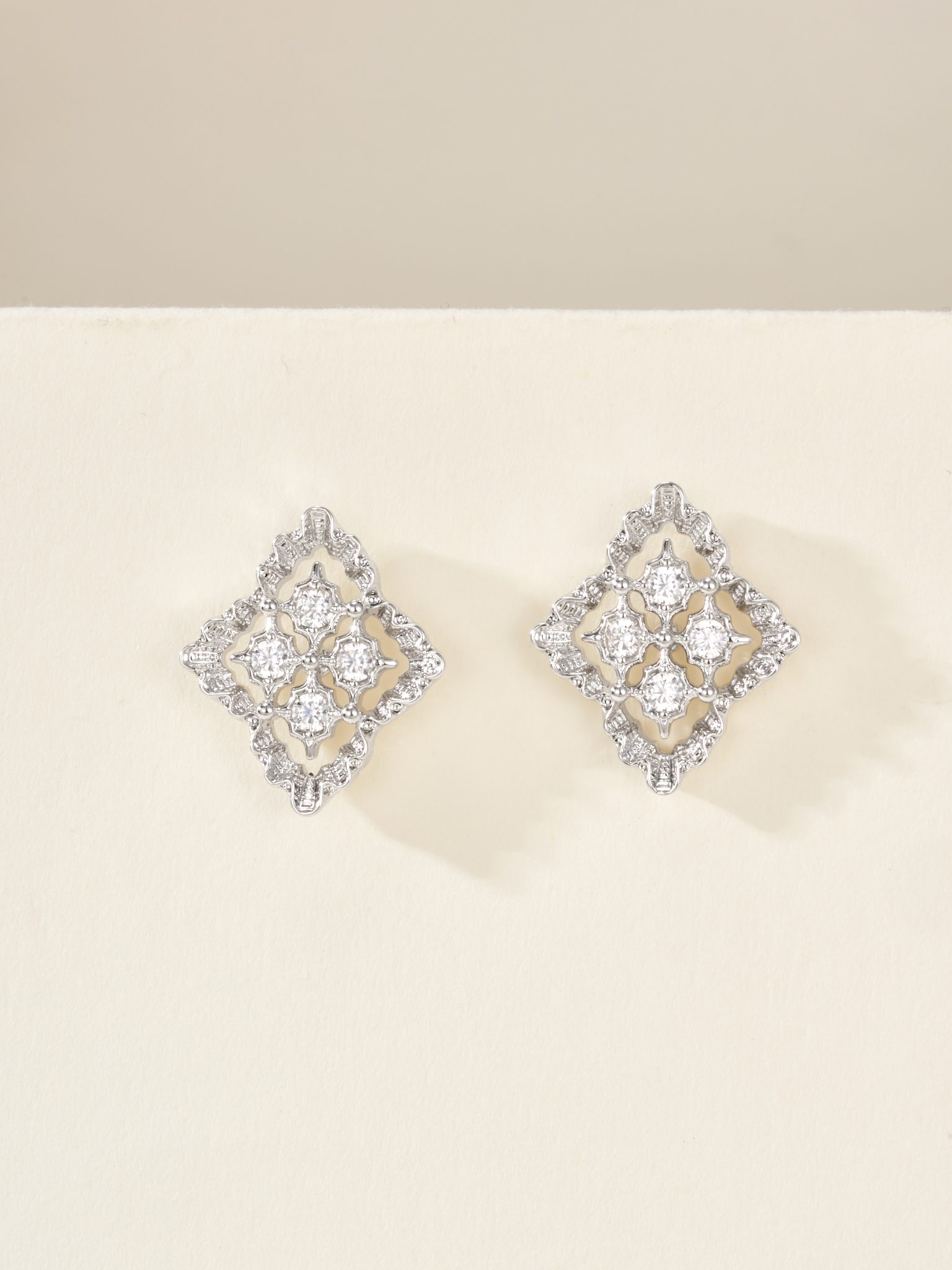 Opera diamond hollow with diamond earrings