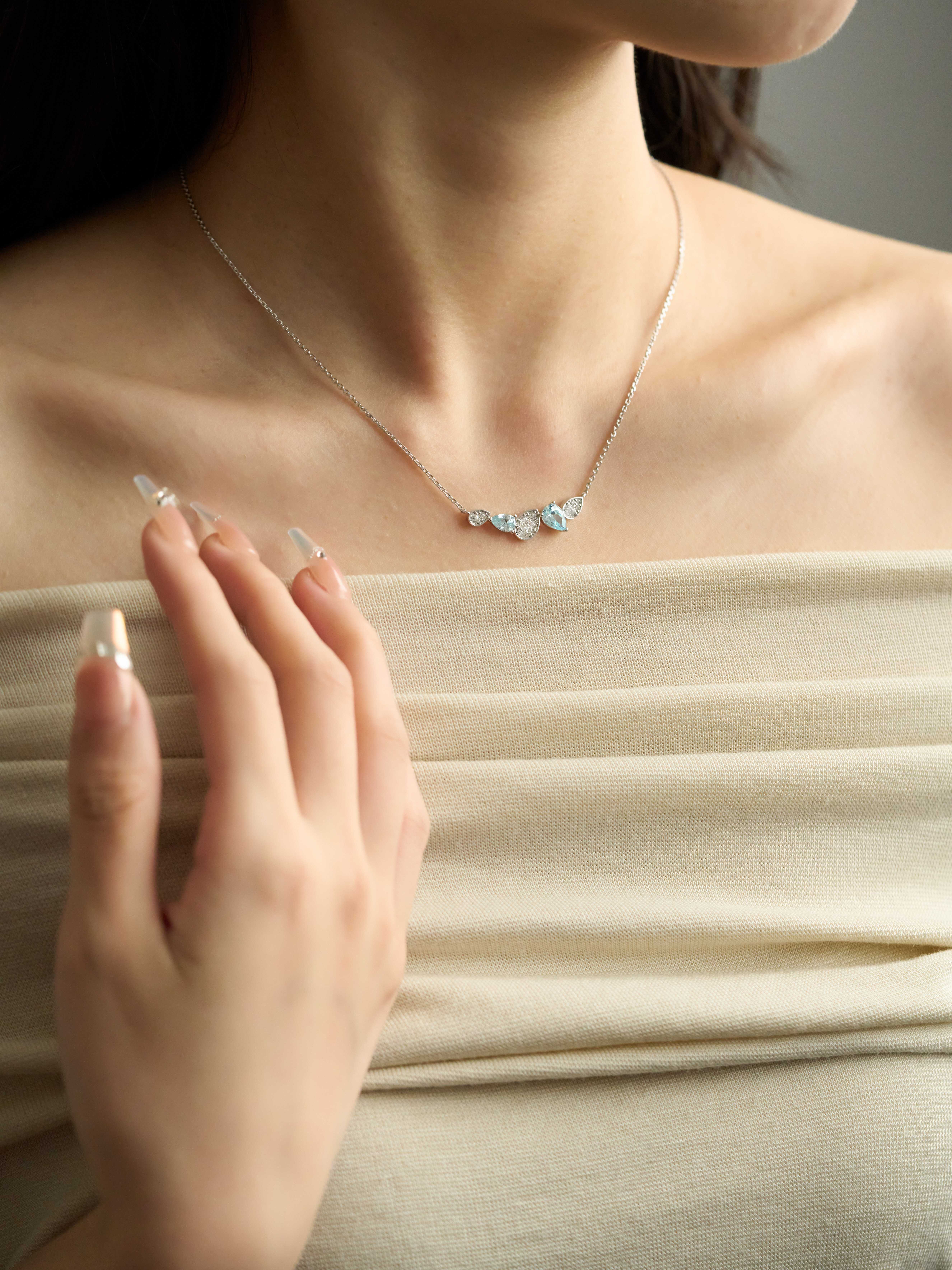 Josephine Star Round Egret Necklace (Colorful White)