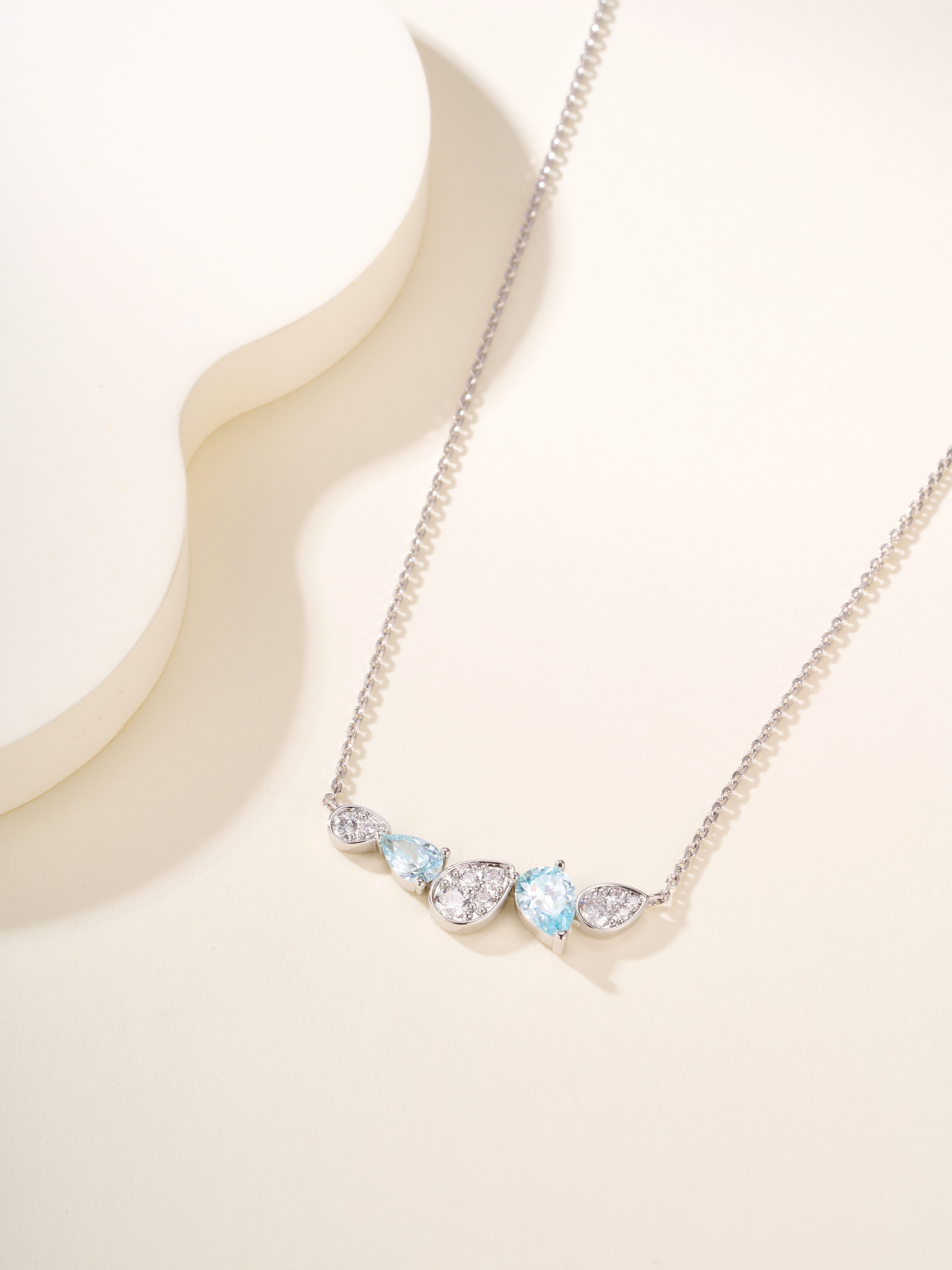 Josephine Star Round Egret Necklace (Colorful White)