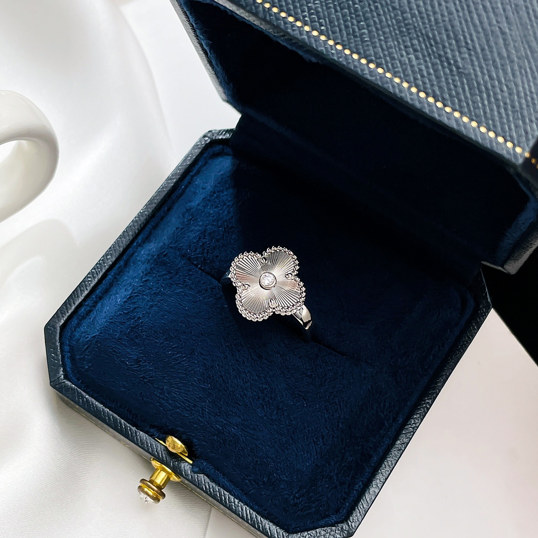 Carved Clover Single Diamond Ring