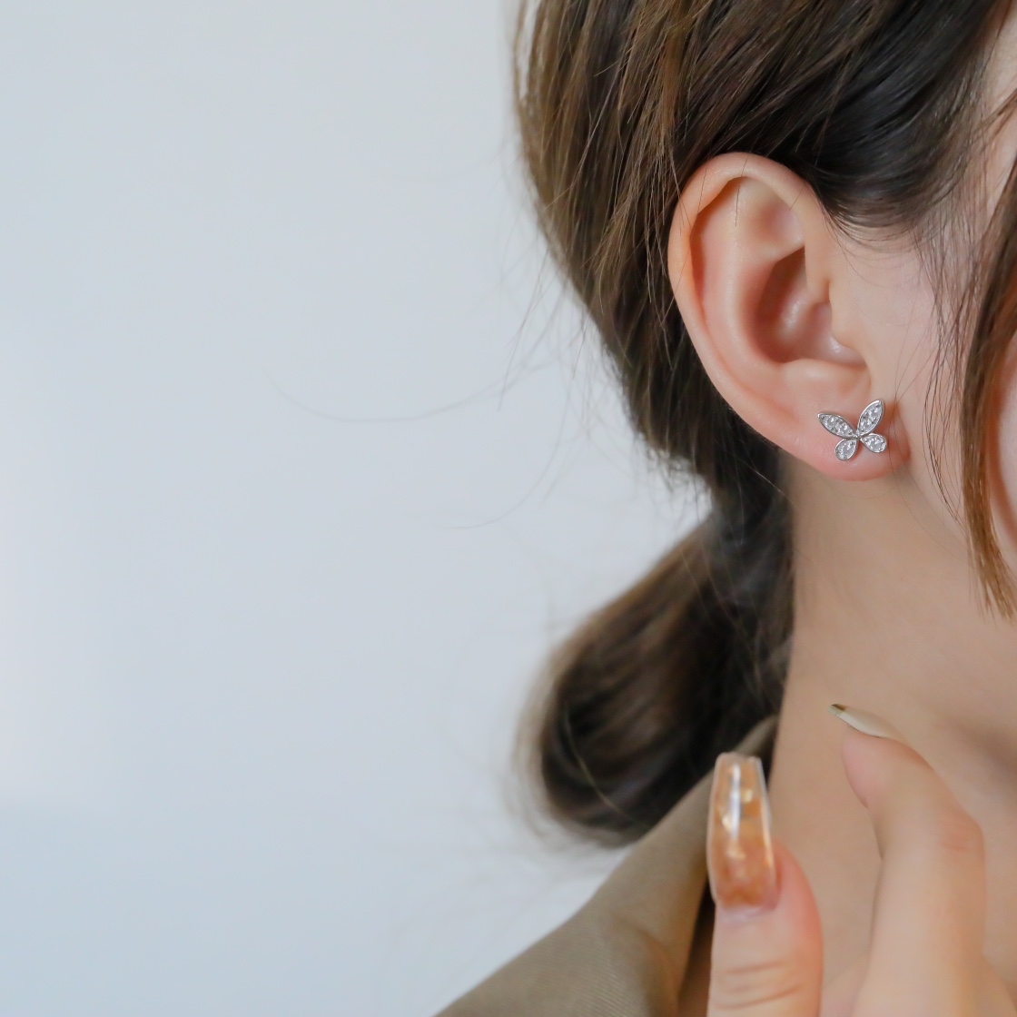 GRAFF | Butterfly Phantom Series | Mini Butterfly Earstuds (Color White)