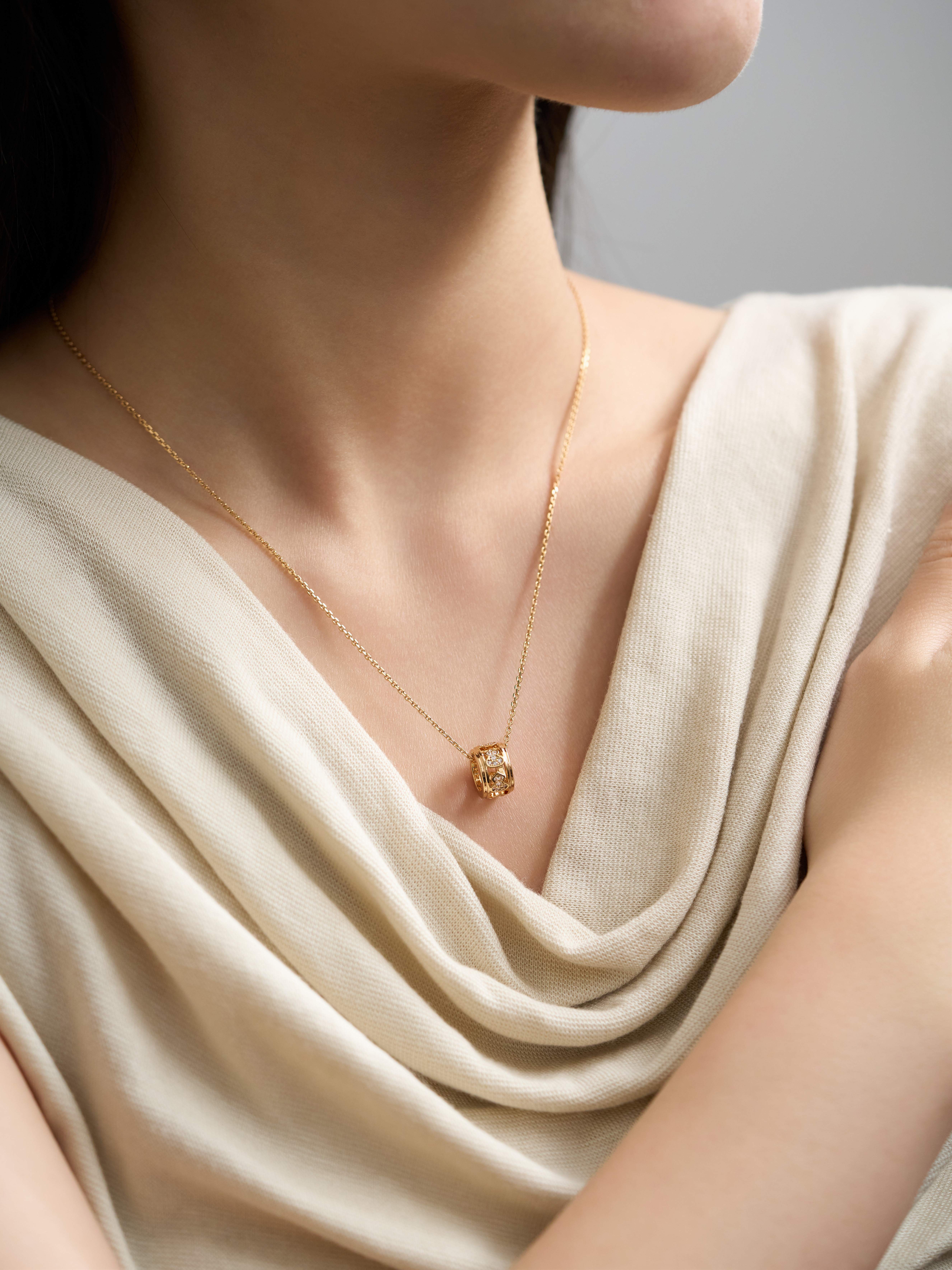 Mini gourd necklace with diamond in the middle of the circle