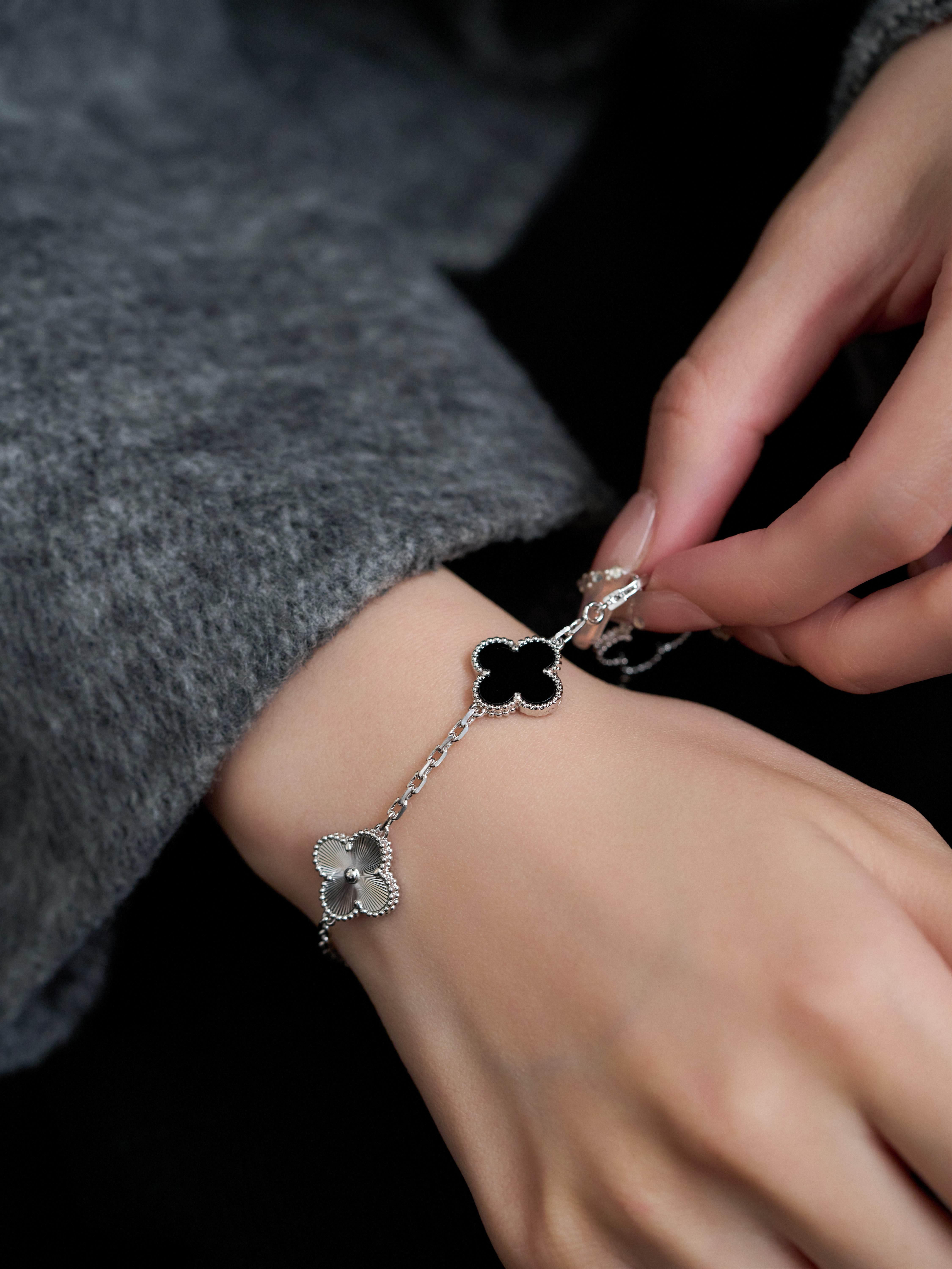 Ji Diao Diao Hua Pian White Gold Black Agate Five Flower Bracelet