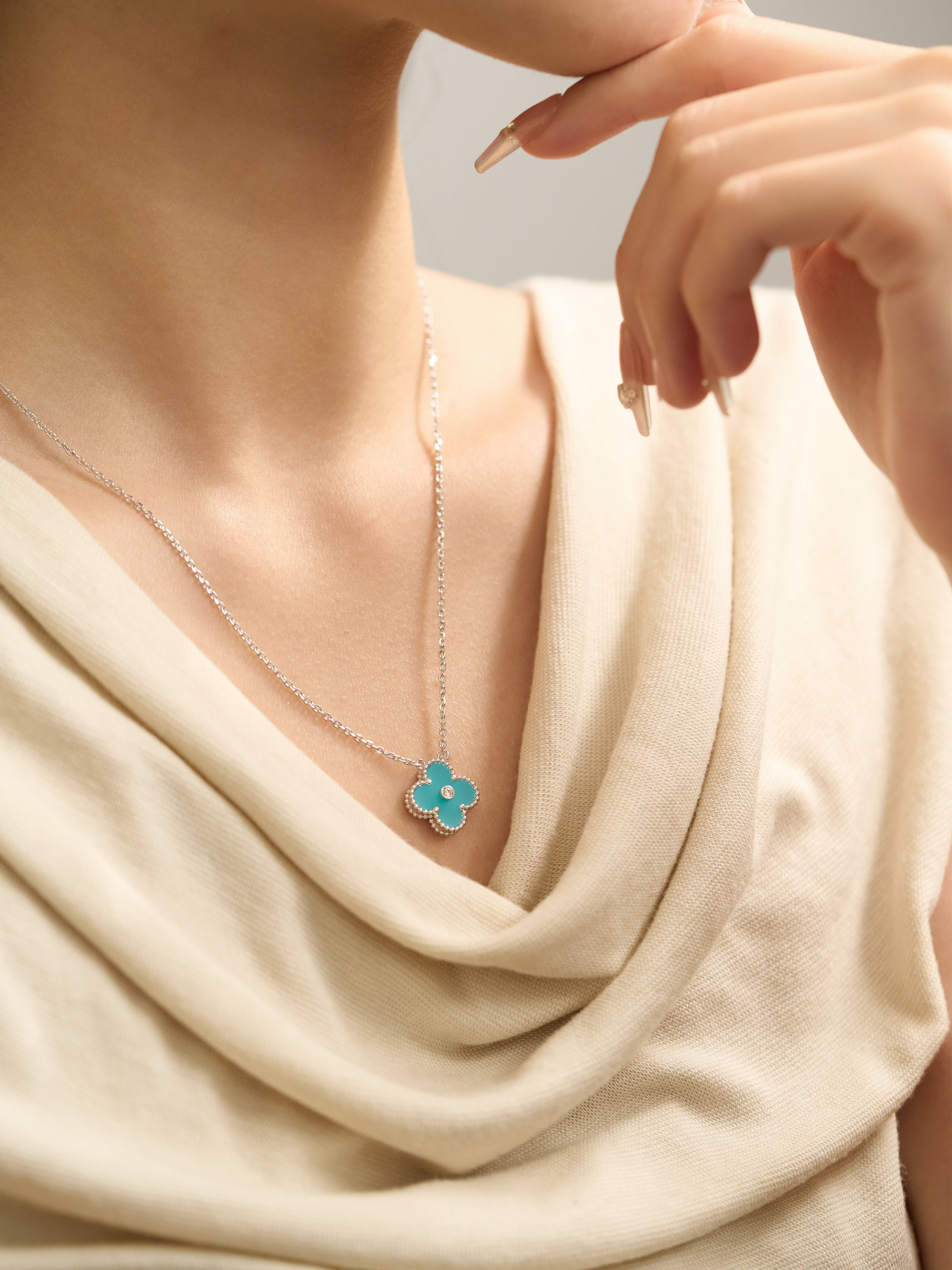 Classic single flower 2022 Christmas necklace