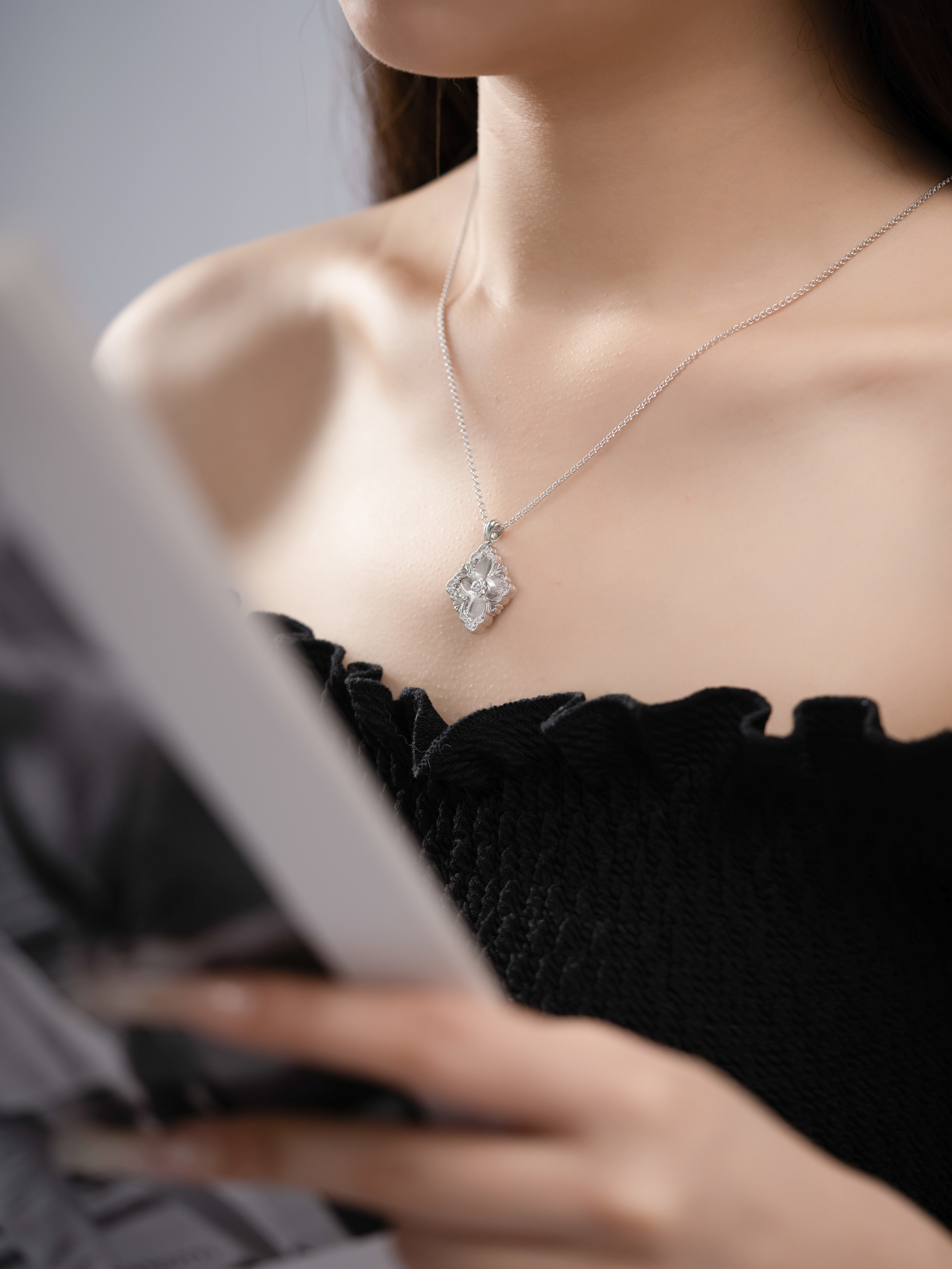 BU Buchirati Opera Series Laser Disc Necklace (Large 22.7 * 20.4mm)