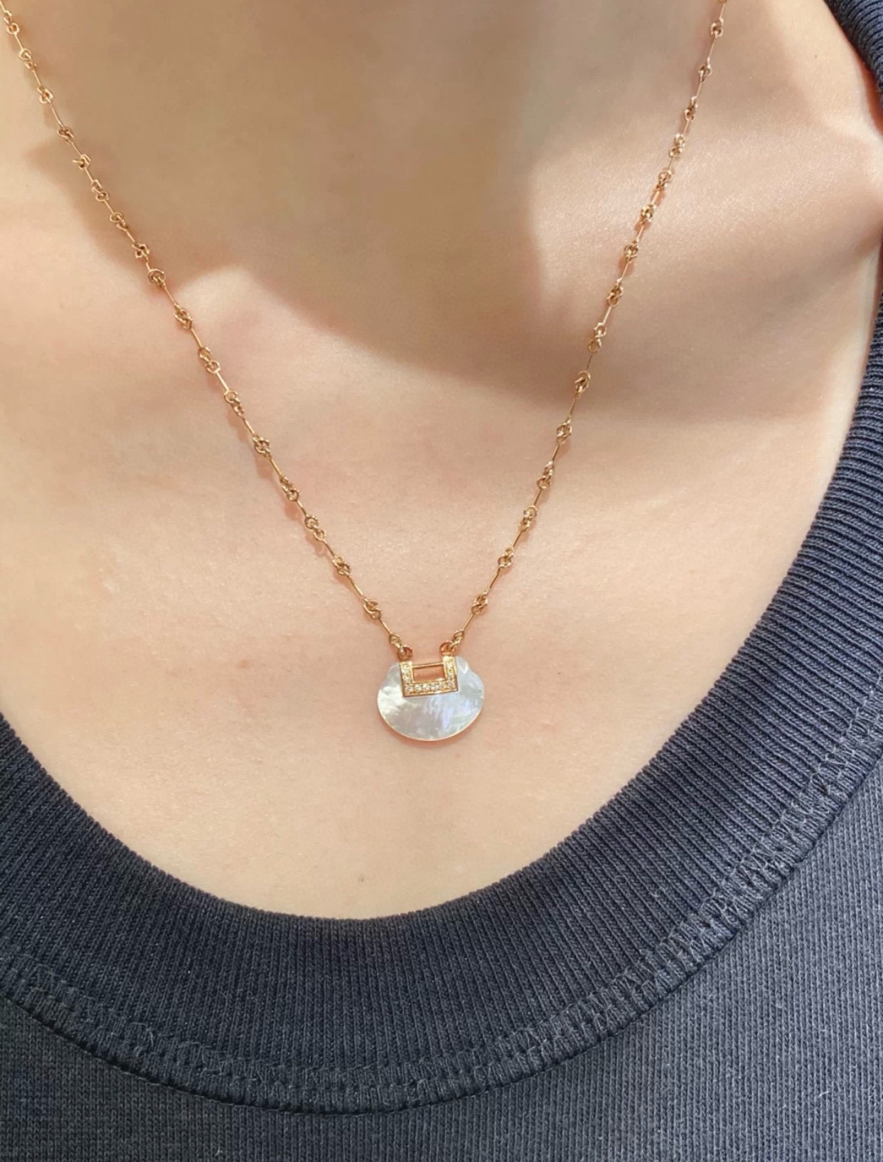 YuYi mother of pearl necklace