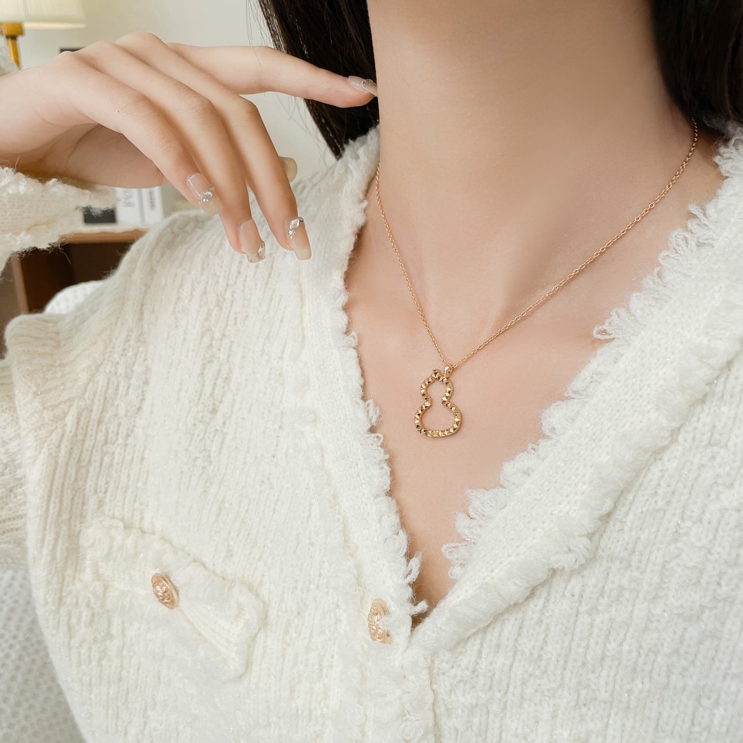 New hollowed out mirror gourd necklace