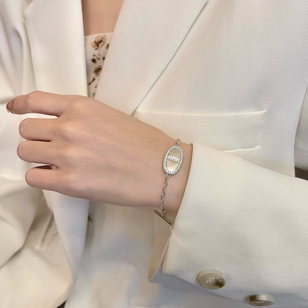   New diamond studded pig nose bracelet (can be worn on both sides)