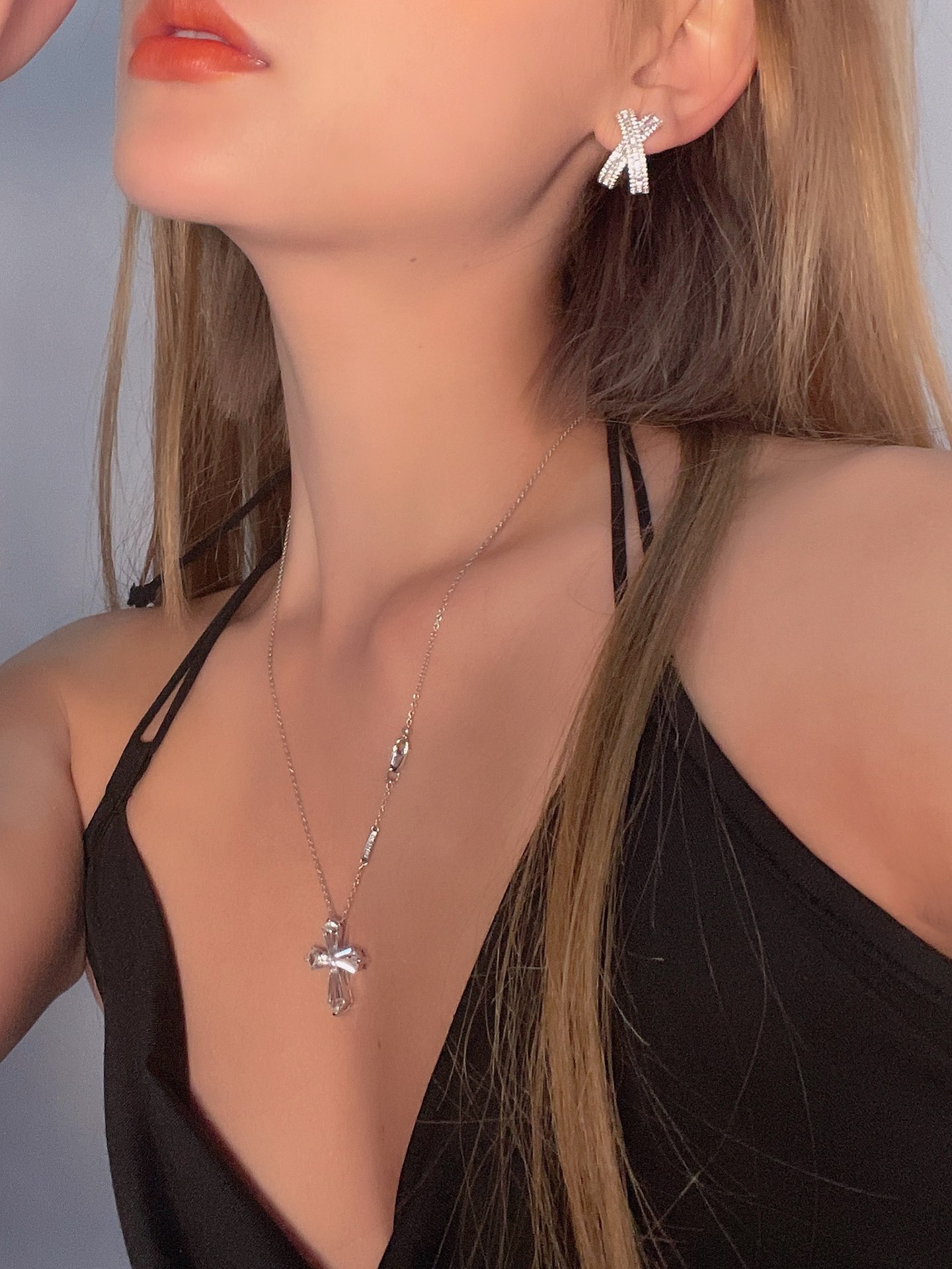 Graff Cross ✝️ Borderless diamond necklace (colored white)