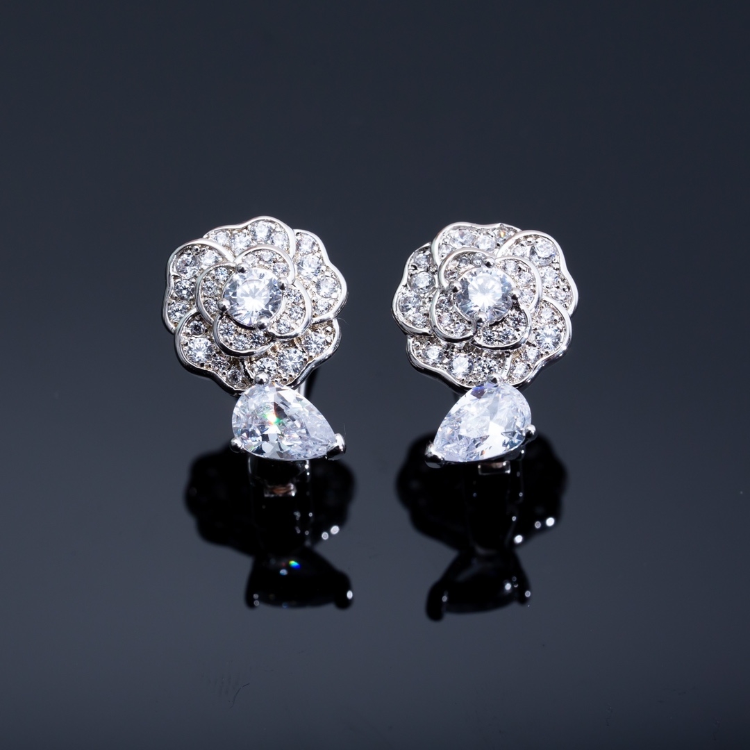 BOUTON DE CAMELIA Camellia Earrings