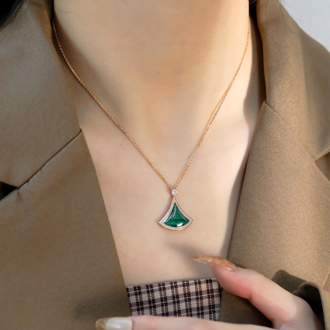 2022 Qixi Divas Triangle Diamond necklace (super large)